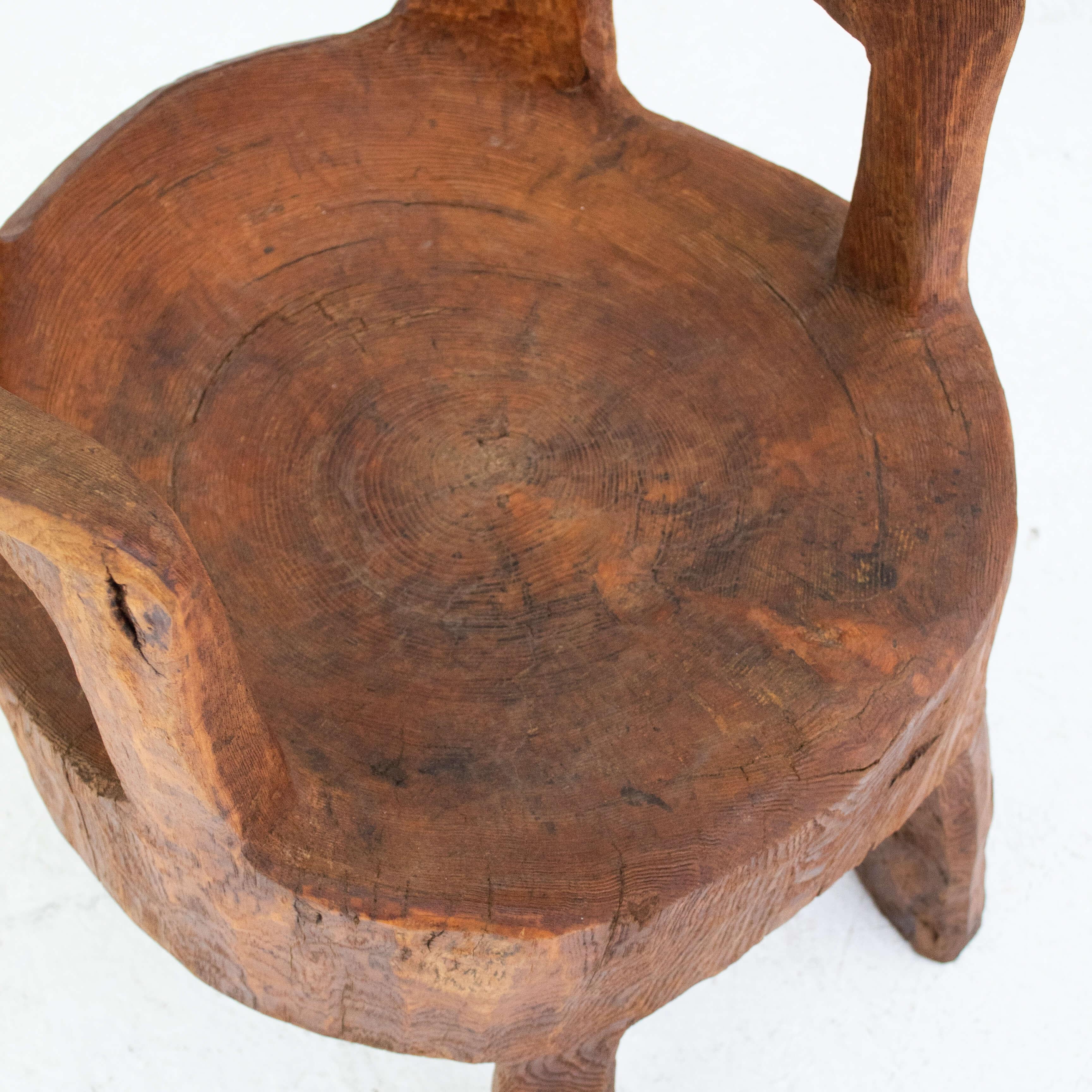 Bois Chaise sculptée à la main, design sculptural unique en vente