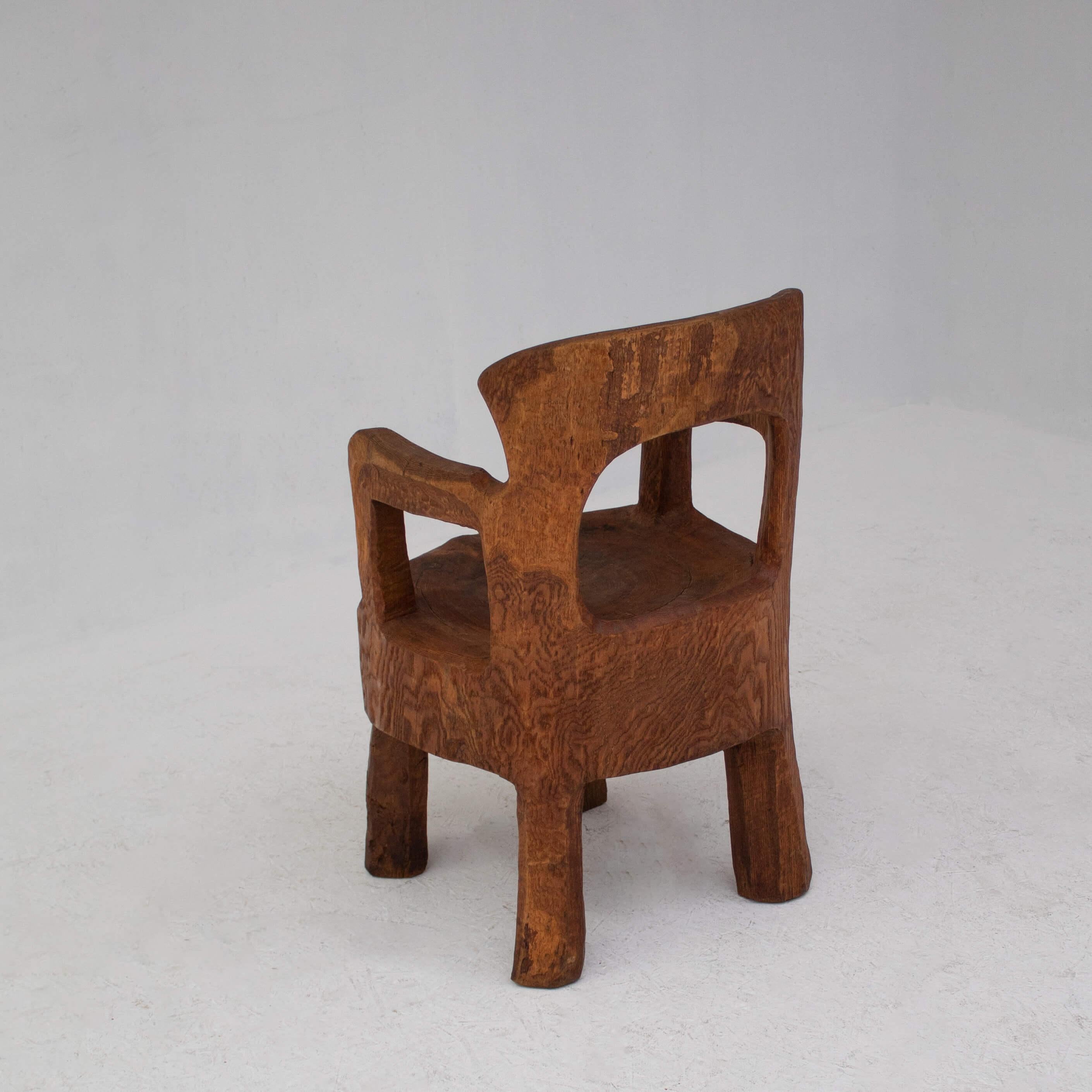 Chaise sculptée à la main, design sculptural unique en vente 1