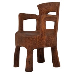 Sedia in legno massiccio intagliata a mano, dal design scultoreo unico