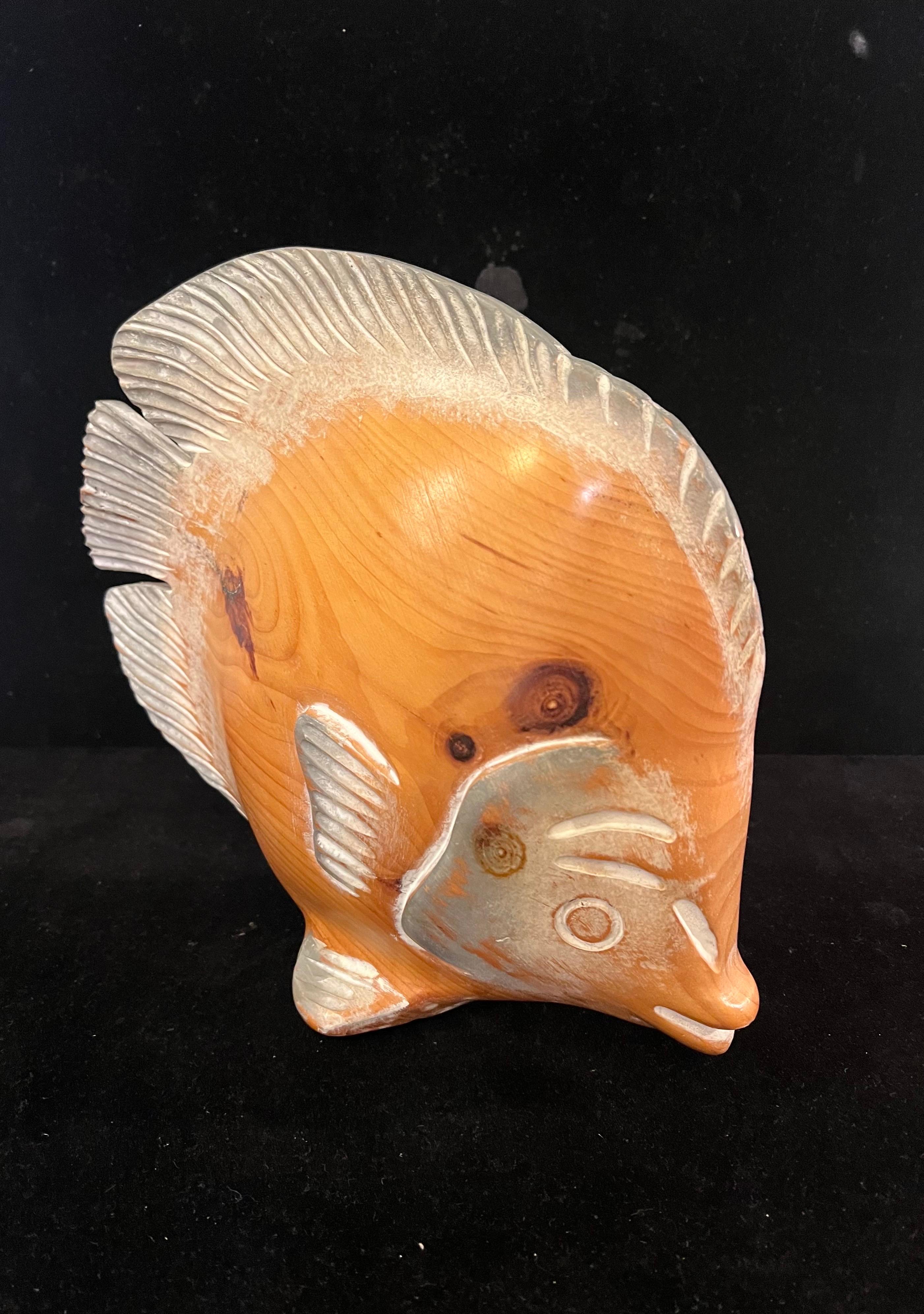 Escultura de pez italiano tallado a mano en madera maciza en Excelente estado para la venta en San Diego, CA