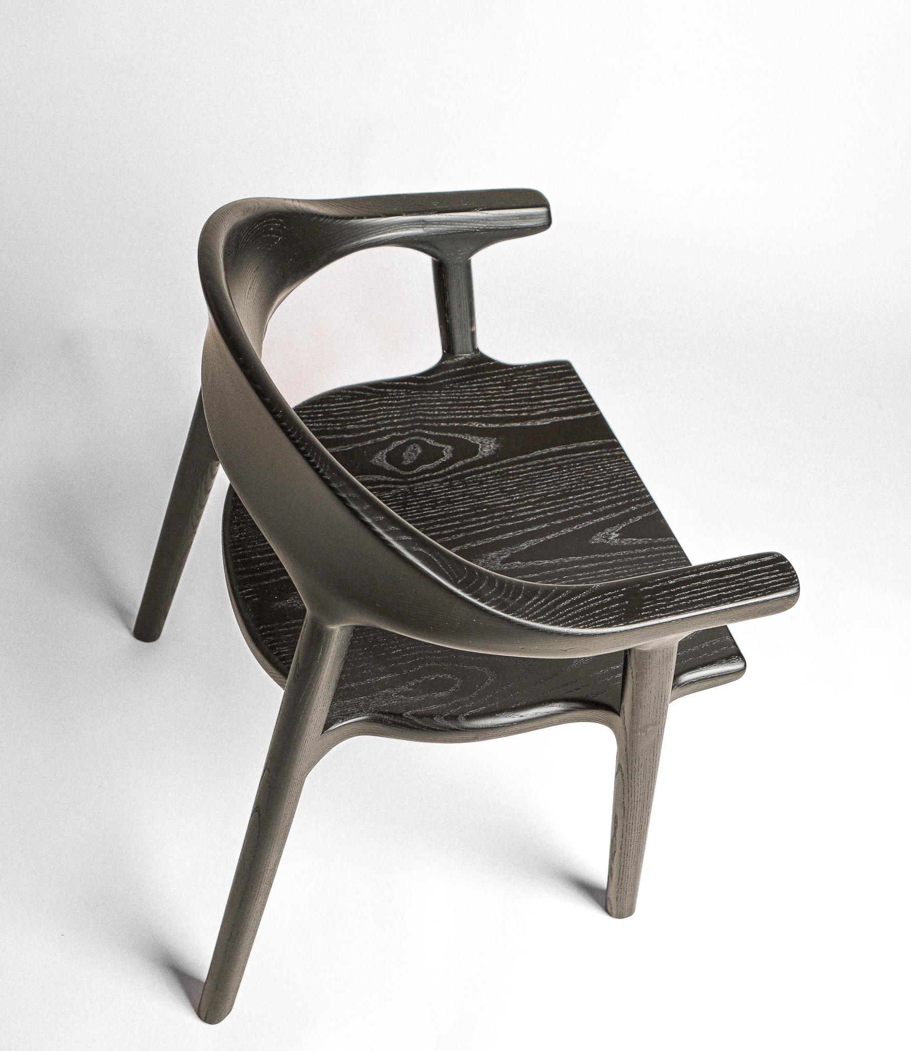 La chaise Karve, en bois massif, présente des courbes douces et un dossier profilé qui expriment le confort et le savoir-faire. La finition noircie accentue le grain du frêne, beau sous tous les angles.

Les chaises sont construites sur commande,
