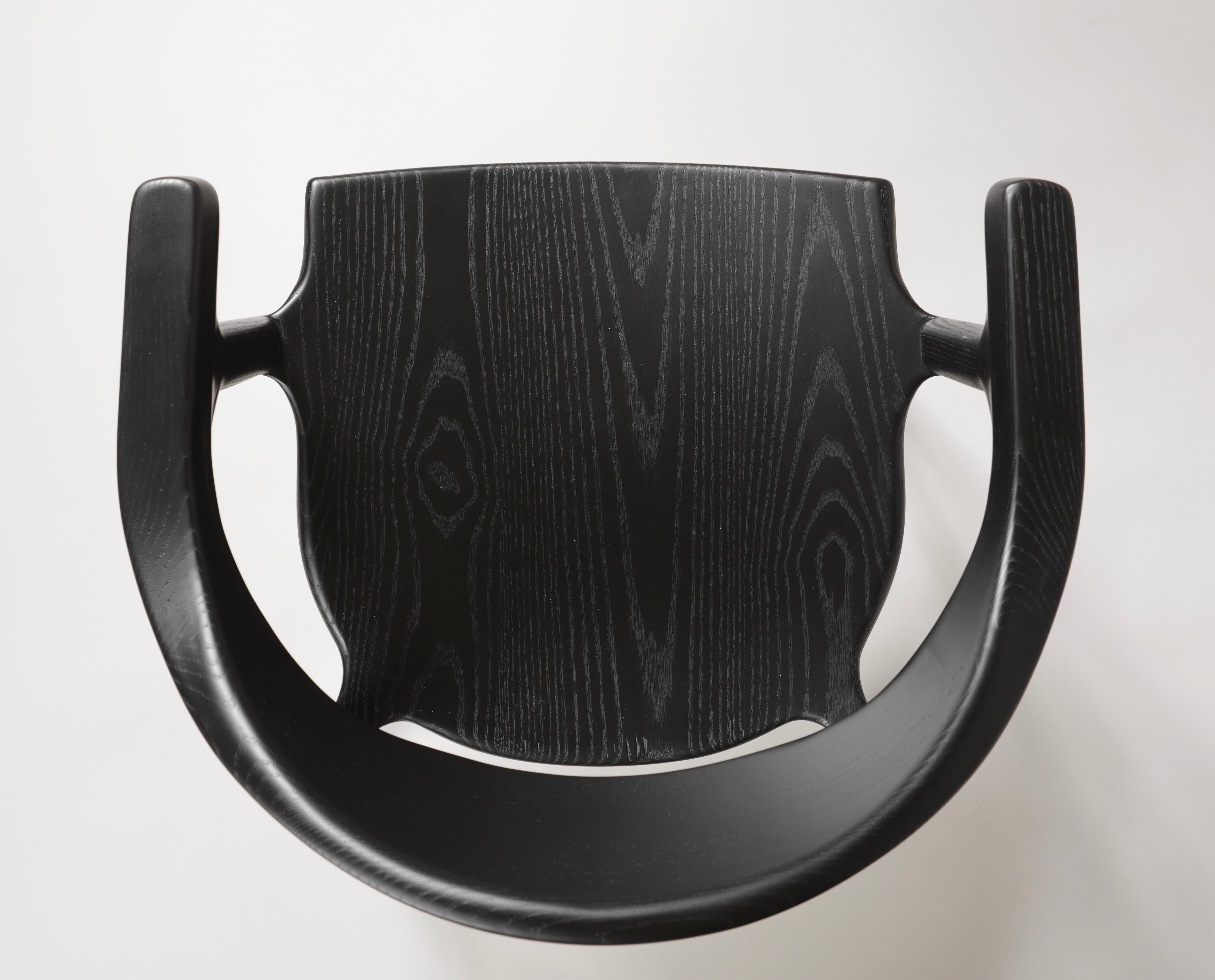 Chaise de salle à manger Karve en bois massif, en frêne noir, par Möbius Objects Neuf - En vente à Calgary, CA