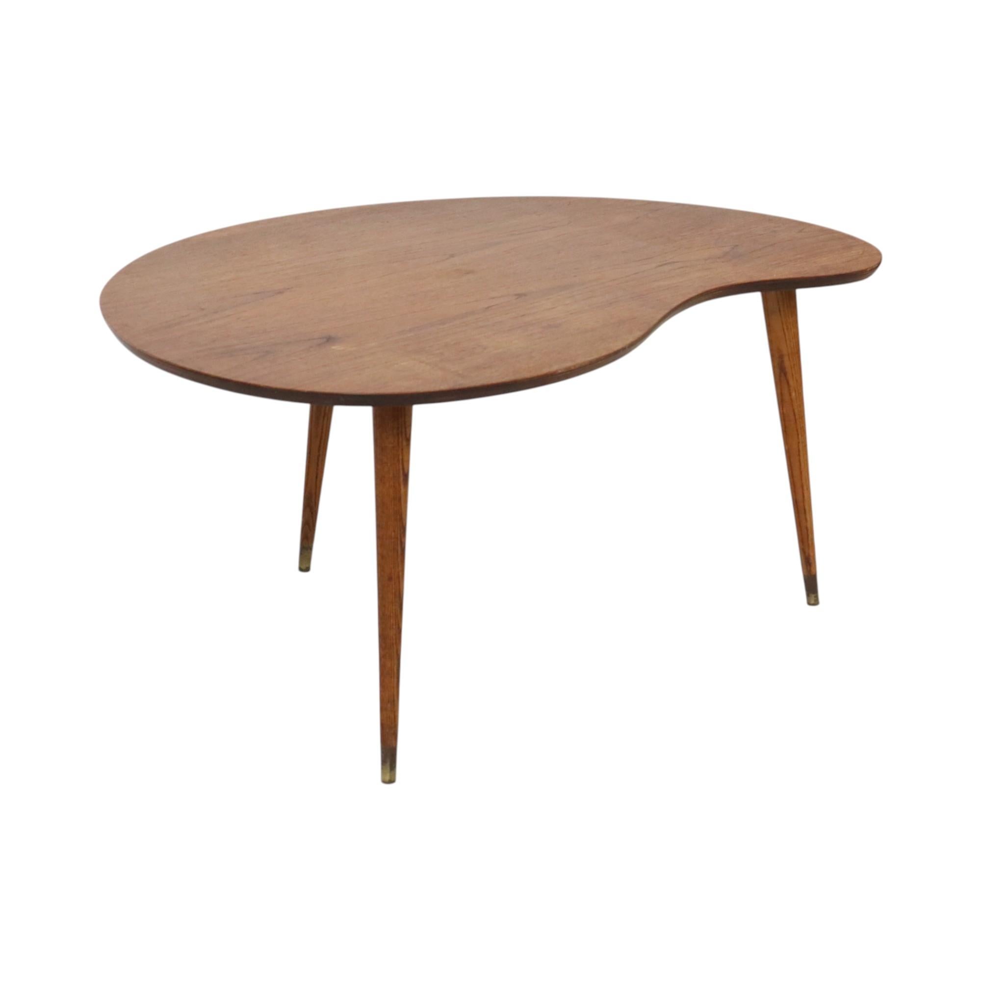 Beautiful vintage kidney-shaped coffee table or side table, made of solid wood (probably teak) with elegant tapered legs, an authentic design object from the 1960s.

A fantastic Scandinavian-style piece, the table is elegant and graceful. The legs