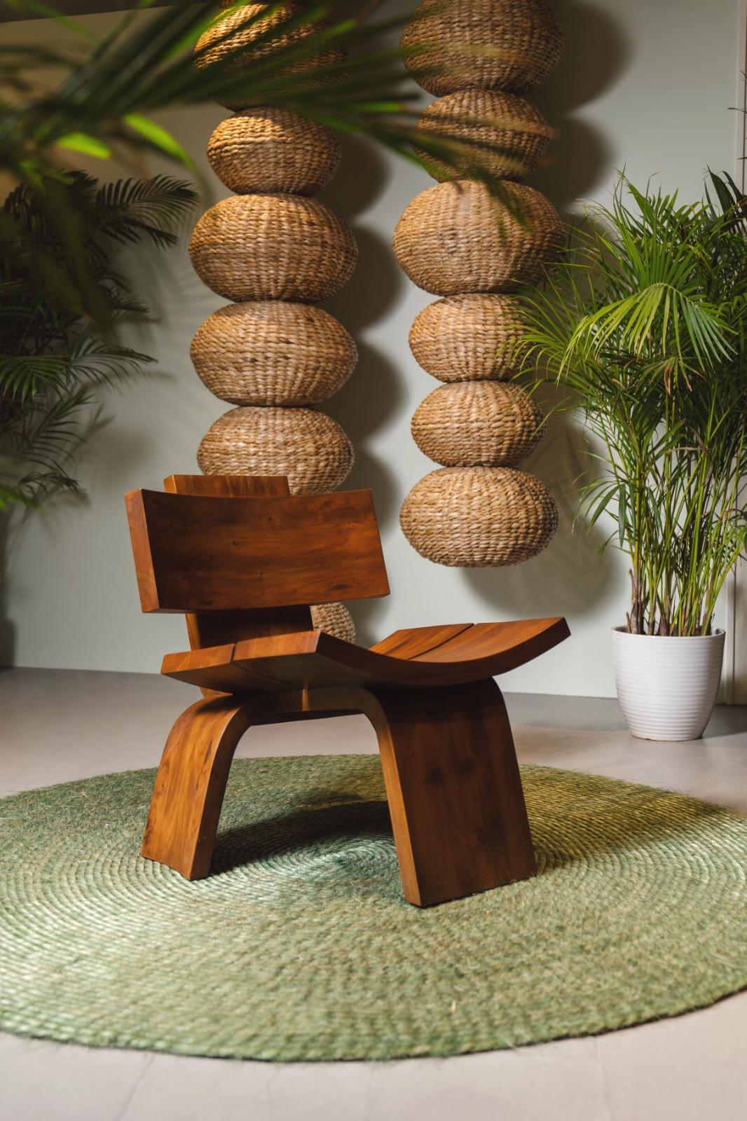 Der aus Massivholz gefertigte Chair-02 Lounge Chair ist ein Designerstück und ein bequemer Loungesessel für Ihr Zuhause. Inspiriert von Dalisay Collection'S ursprünglichem 3-beinigen Chair-01, hebt dieses Stück handgeschnitzte, weiche Kurven und
