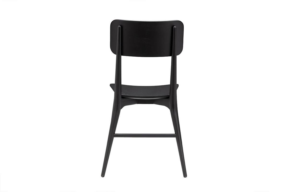 Moderner Stuhl aus Massivholz – Schwarz (Gemalt) im Angebot