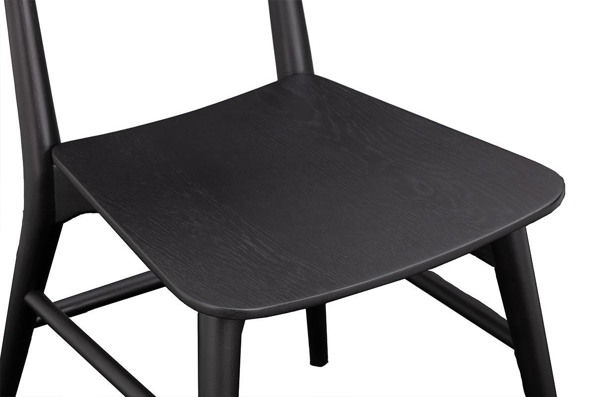 Moderner Stuhl aus Massivholz – Schwarz (Holz) im Angebot