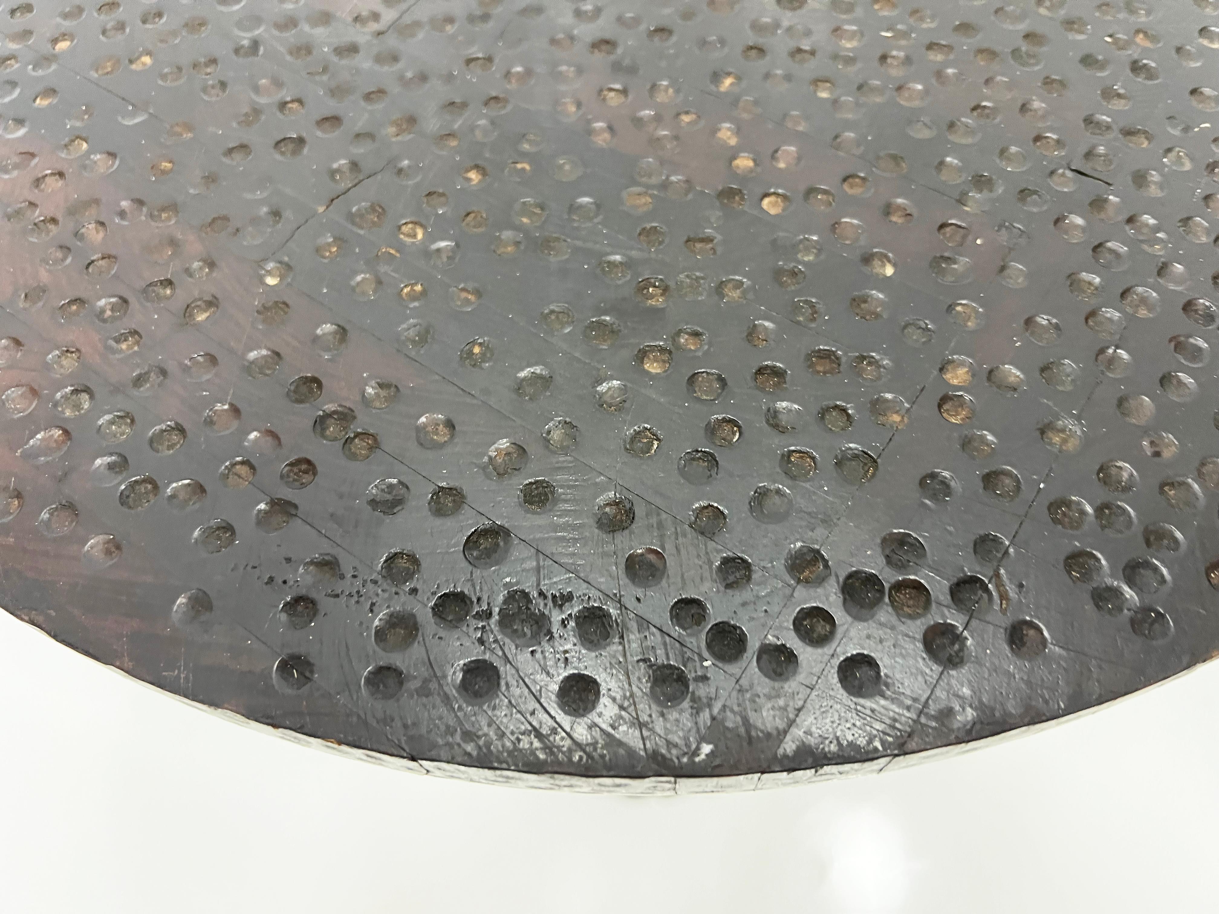 Ein Beistelltisch mit Pilzmotiven aus Massivholz und Texturen, Holly Hunt zugeschrieben 3