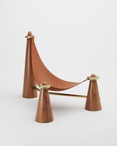 Sillón Pilão de madera maciza, suela de cuero natural y metal fundido, de Studio Orth