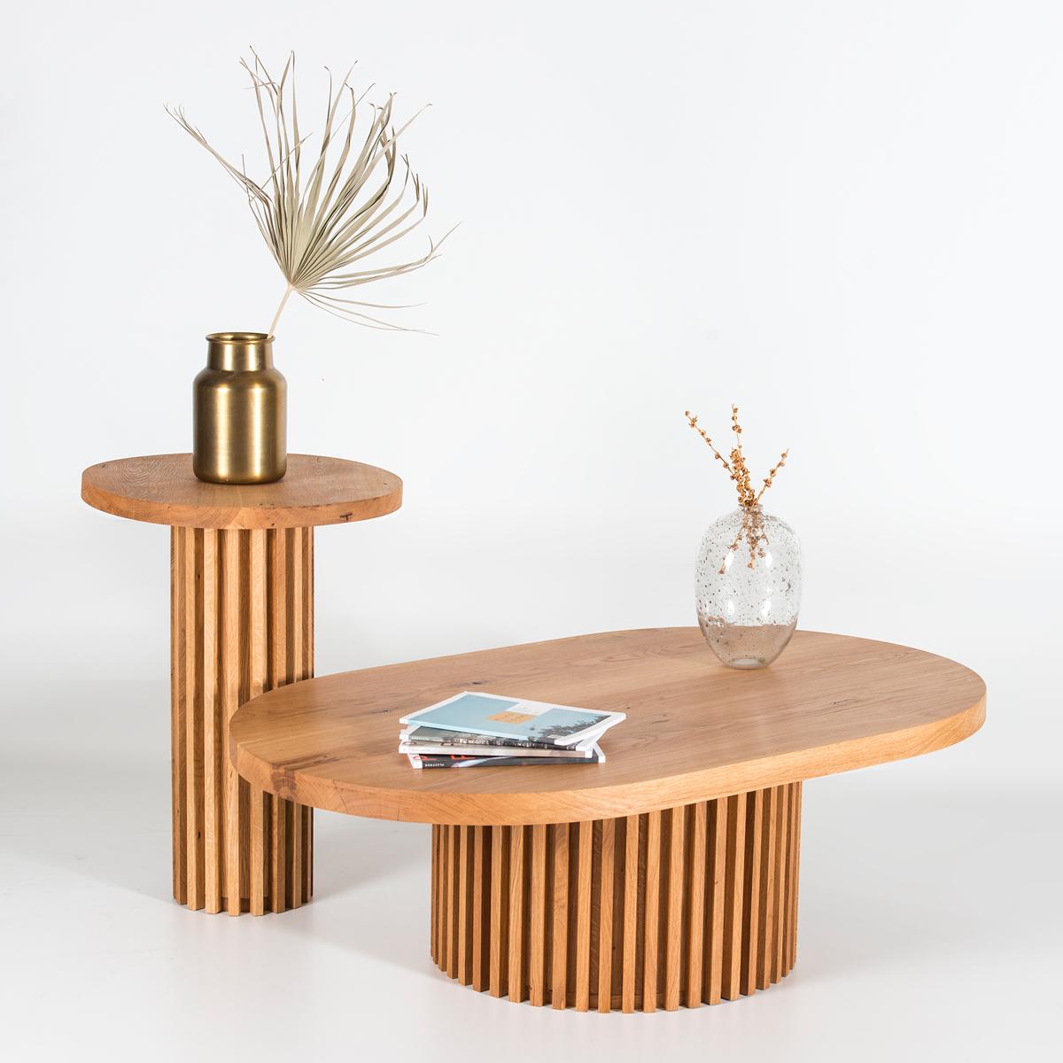 Der handgefertigte minimalistische ovale Couchtisch aus massiver Eiche - DOCIA verleiht jedem Raum eine raffinierte Präsenz. Dieser sorgfältig aus hochwertigem, natürlichem Eichenholz gefertigte Massivholz-Couchtisch mit Lattenrost und ovaler Platte
