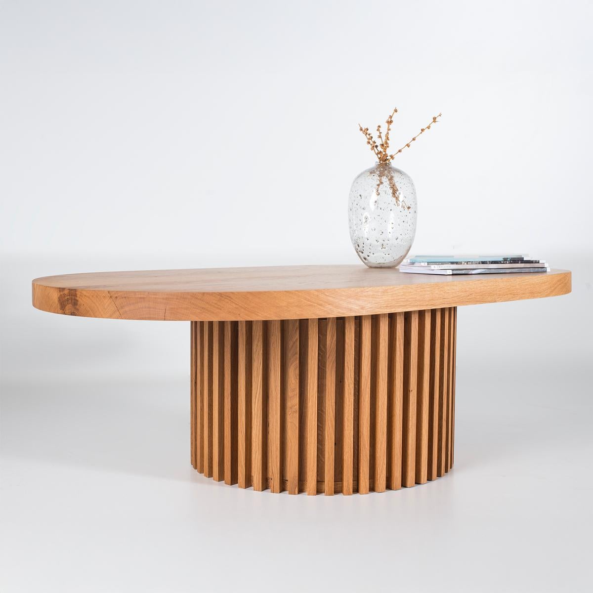 Ovaler Couchtisch aus Massivholz - DOCIA (Moderne) im Angebot