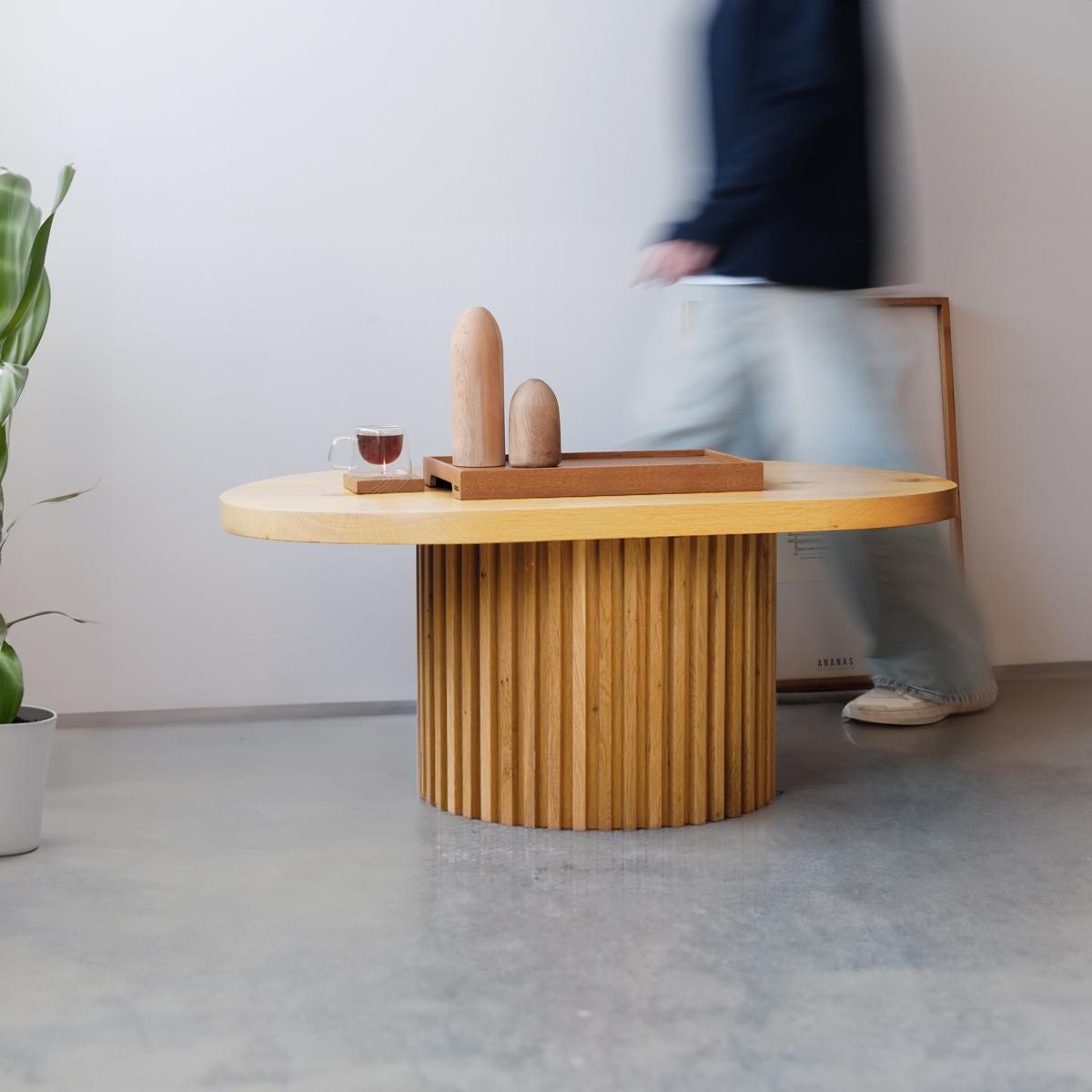 Ovaler Couchtisch aus Massivholz - DOCIA (Türkisch) im Angebot