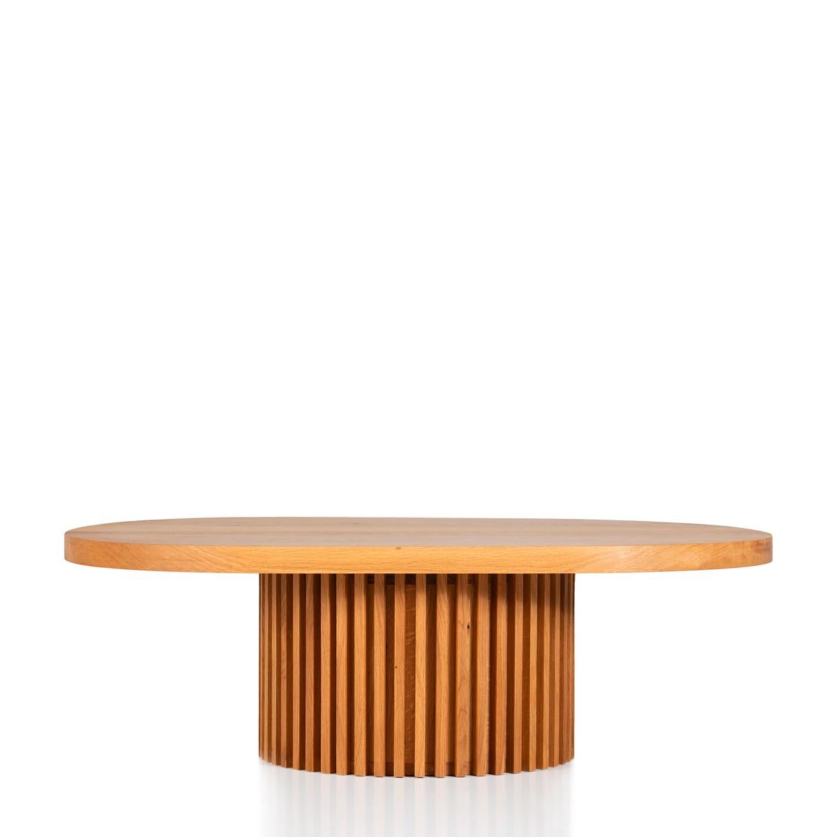Ovaler Couchtisch aus Massivholz - DOCIA (Handgefertigt) im Angebot