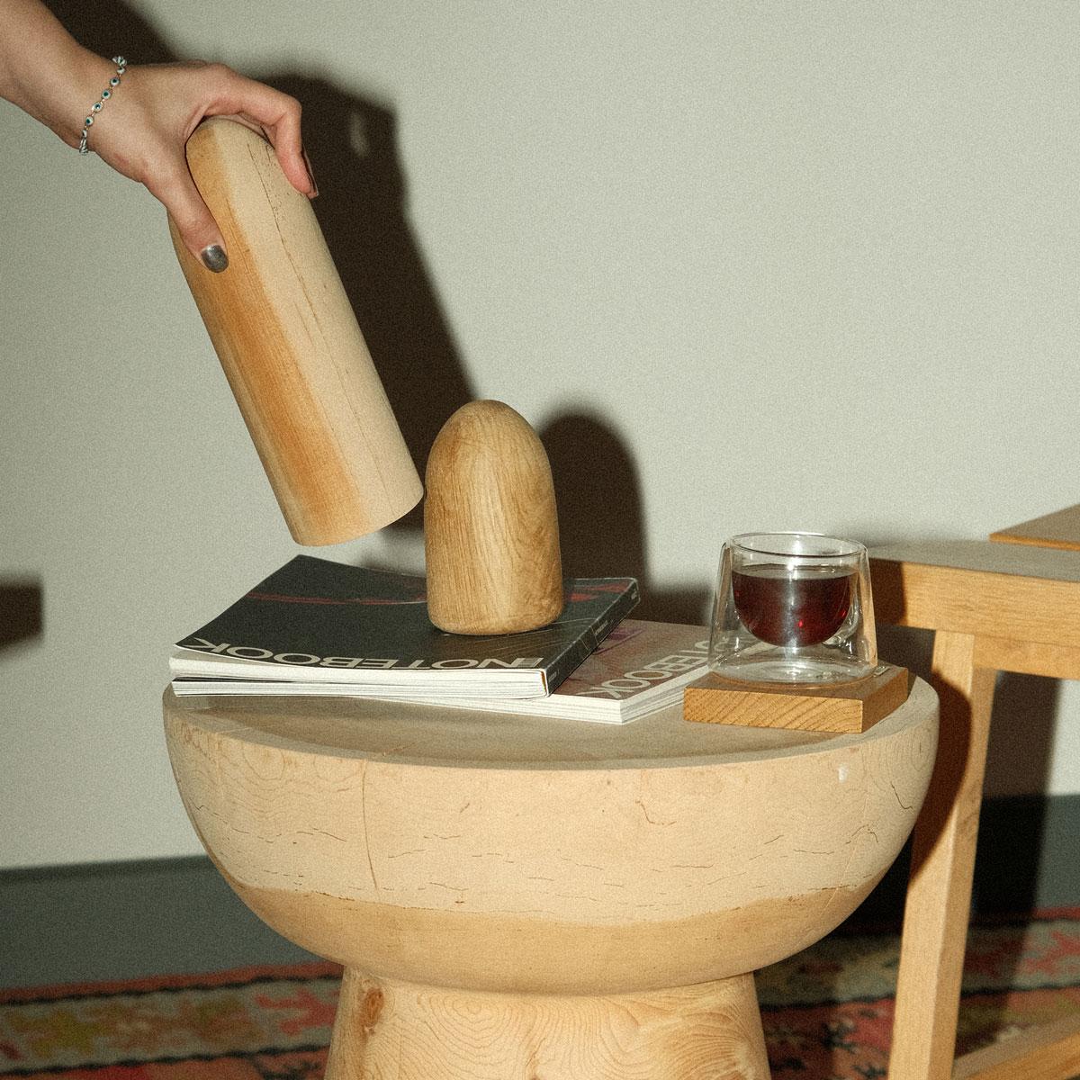 Gli accessori per ufficio in legno massiccio realizzati a mano si distinguono per il loro design elegante e naturale, plasmato da un'esperta lavorazione artigianale. Infuso con il profumo naturale del cedro, questo elegante set arricchisce