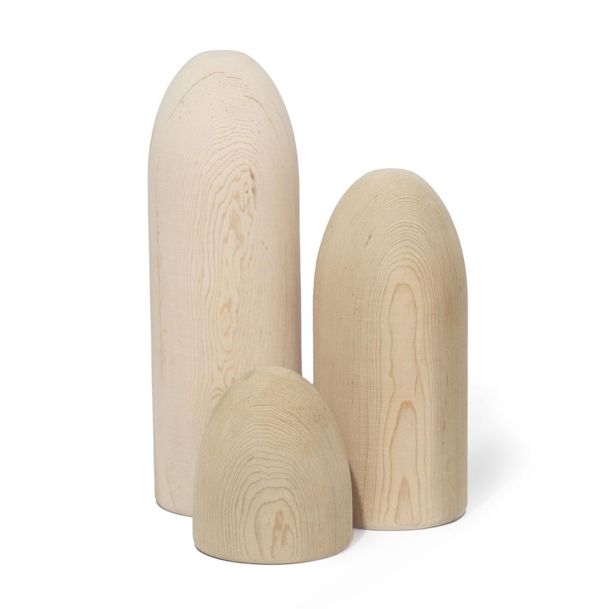 Il fermacarte e oggetto decorativo in legno massiccio della serie BULLET è la scelta ideale per chi cerca un arredamento semplice e naturale. Realizzato a mano in legno di cedro, questo pezzo minimalista e moderno in cedro massiccio offre un fascino