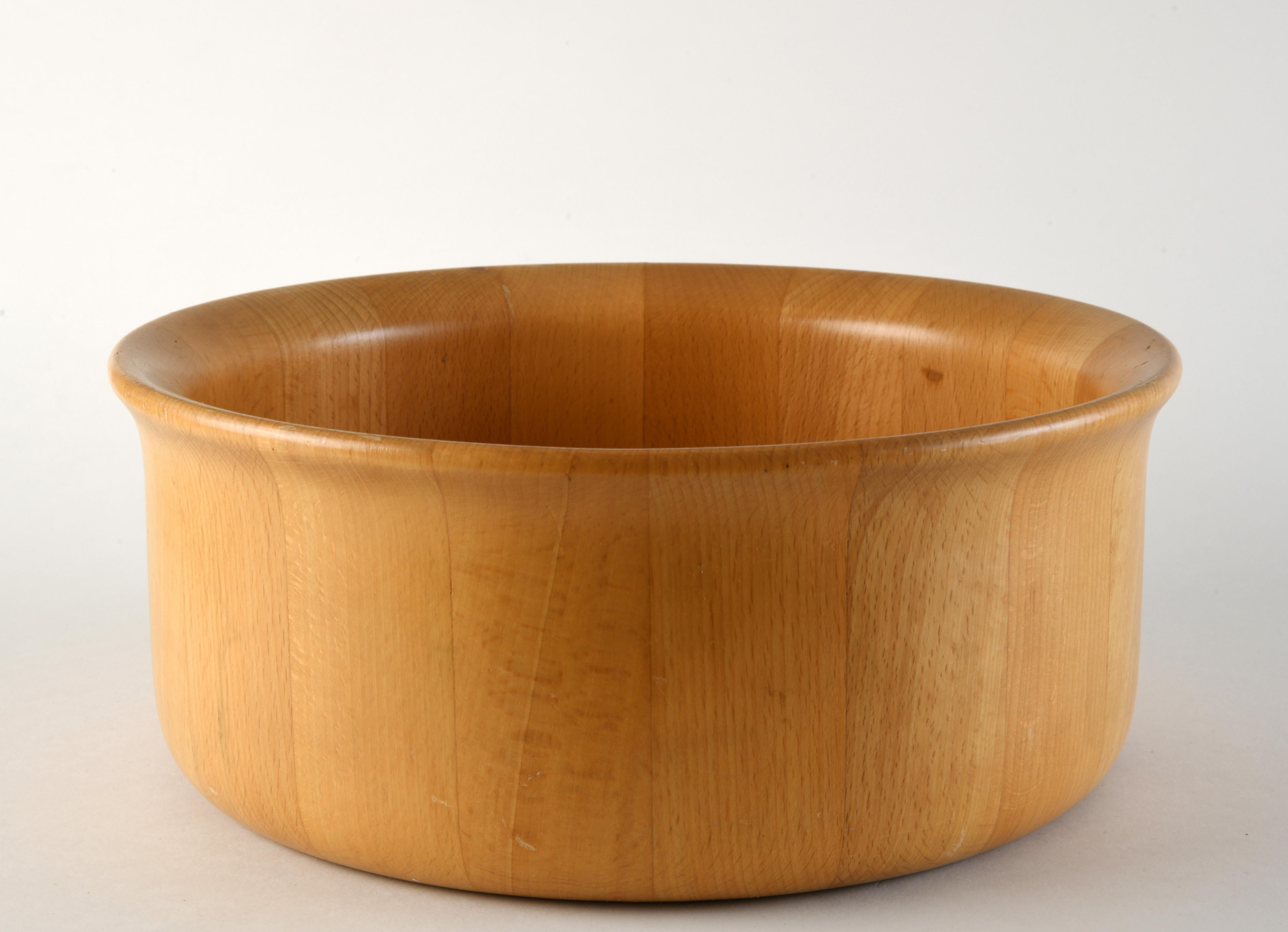 Scandinavo moderno Solid wood salad bowl, designed by Richard Nissen in Denmark in vendita