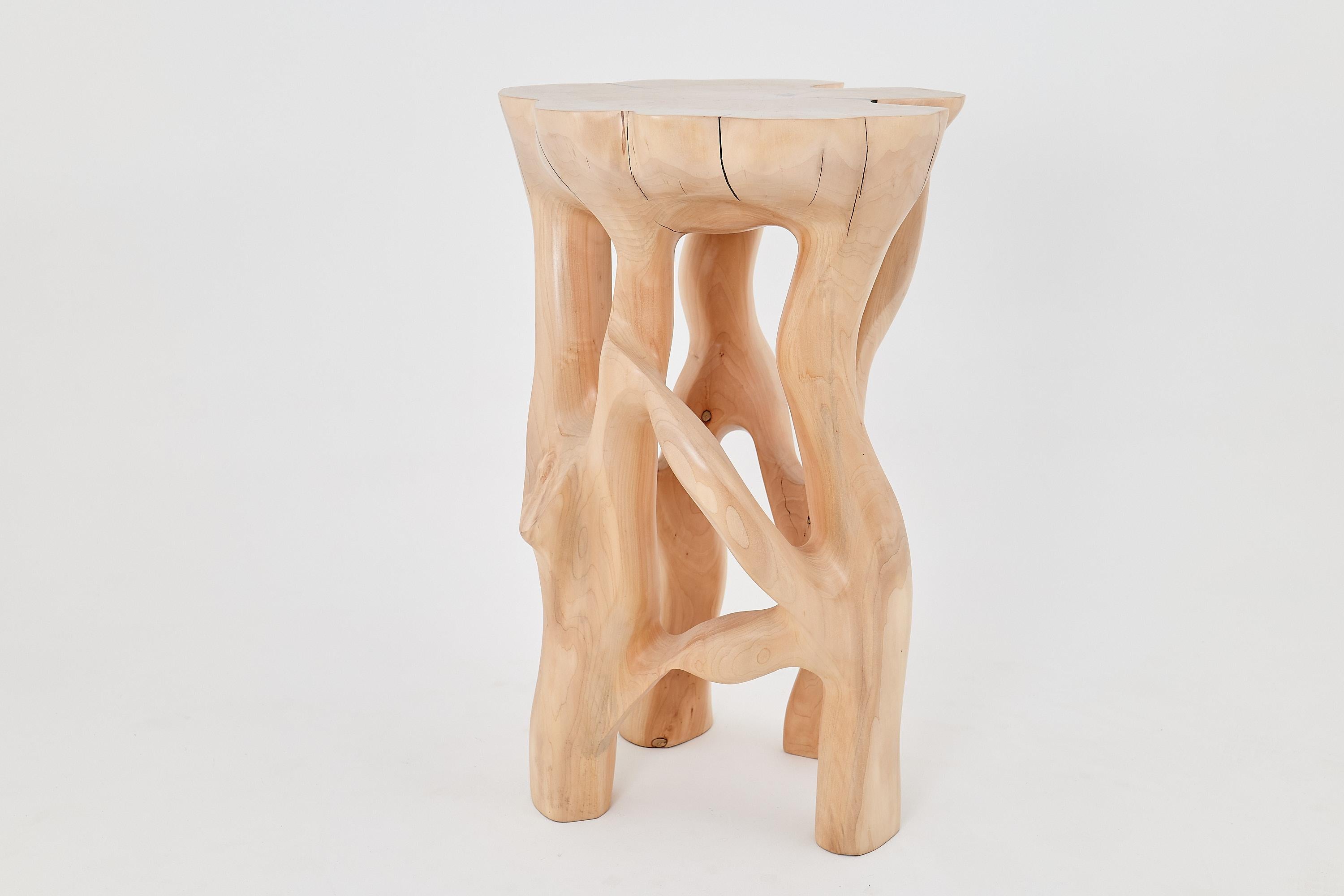 Mesa auxiliar escultórica de madera maciza, diseño original contemporáneo, logniture en venta 9
