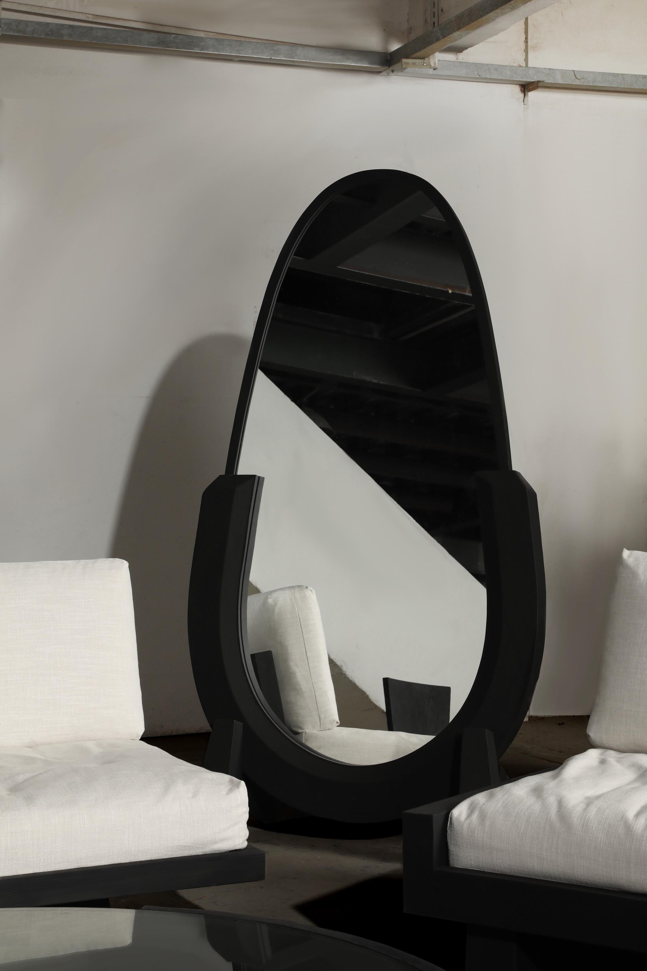 Dieser Ganzkörperspiegel wurde von den Designern Diamant und Fu für Mirk Woo entworfen. Um Möbel im Stil der Retro-Avantgarde-Barbarei zu schaffen, werden klassische Hufeisenelemente integriert. Der Karbonisierungsprozess des gesamten Körpers kann