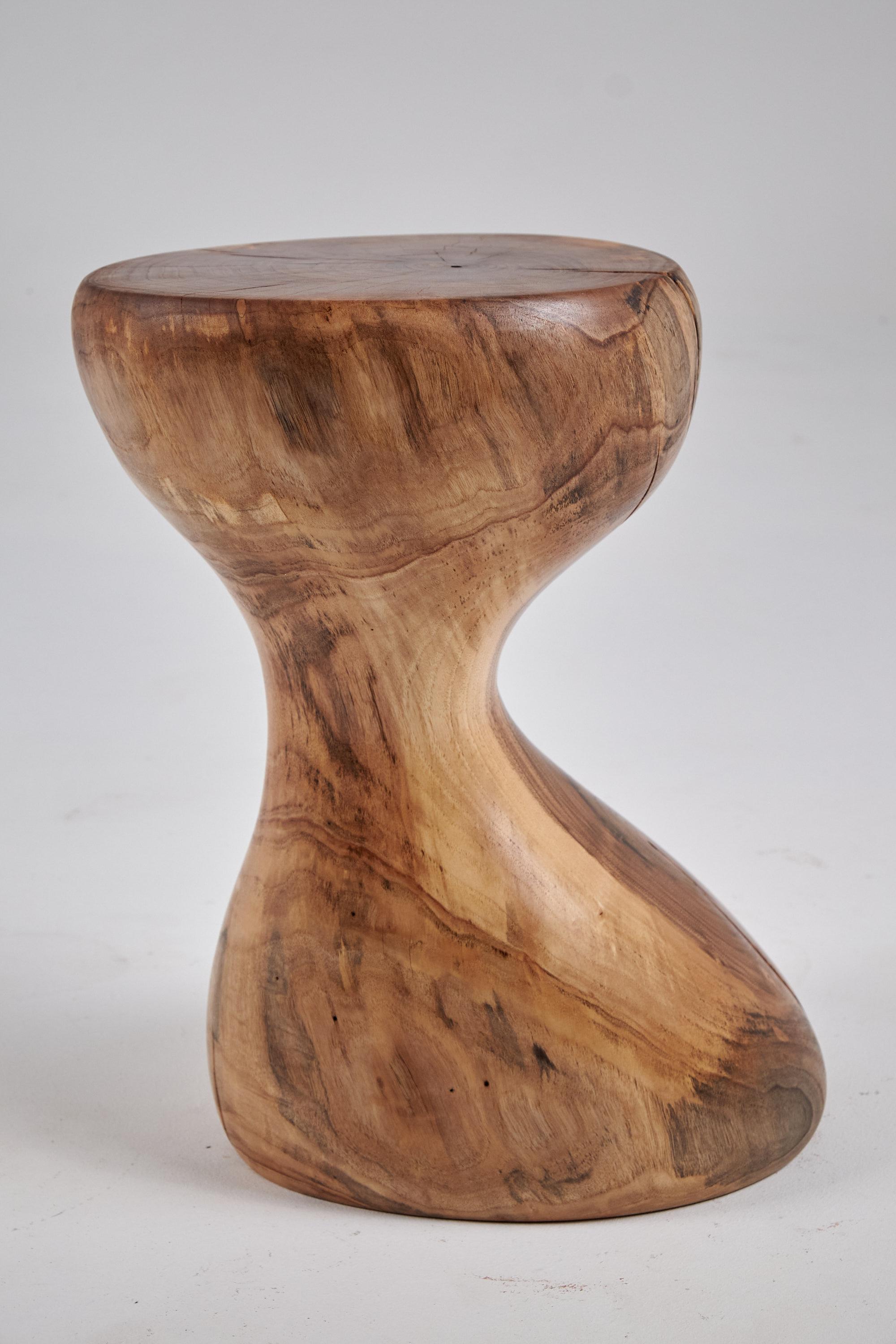 Mesa auxiliar escultórica de madera maciza, diseño original contemporáneo, logniture en venta 2
