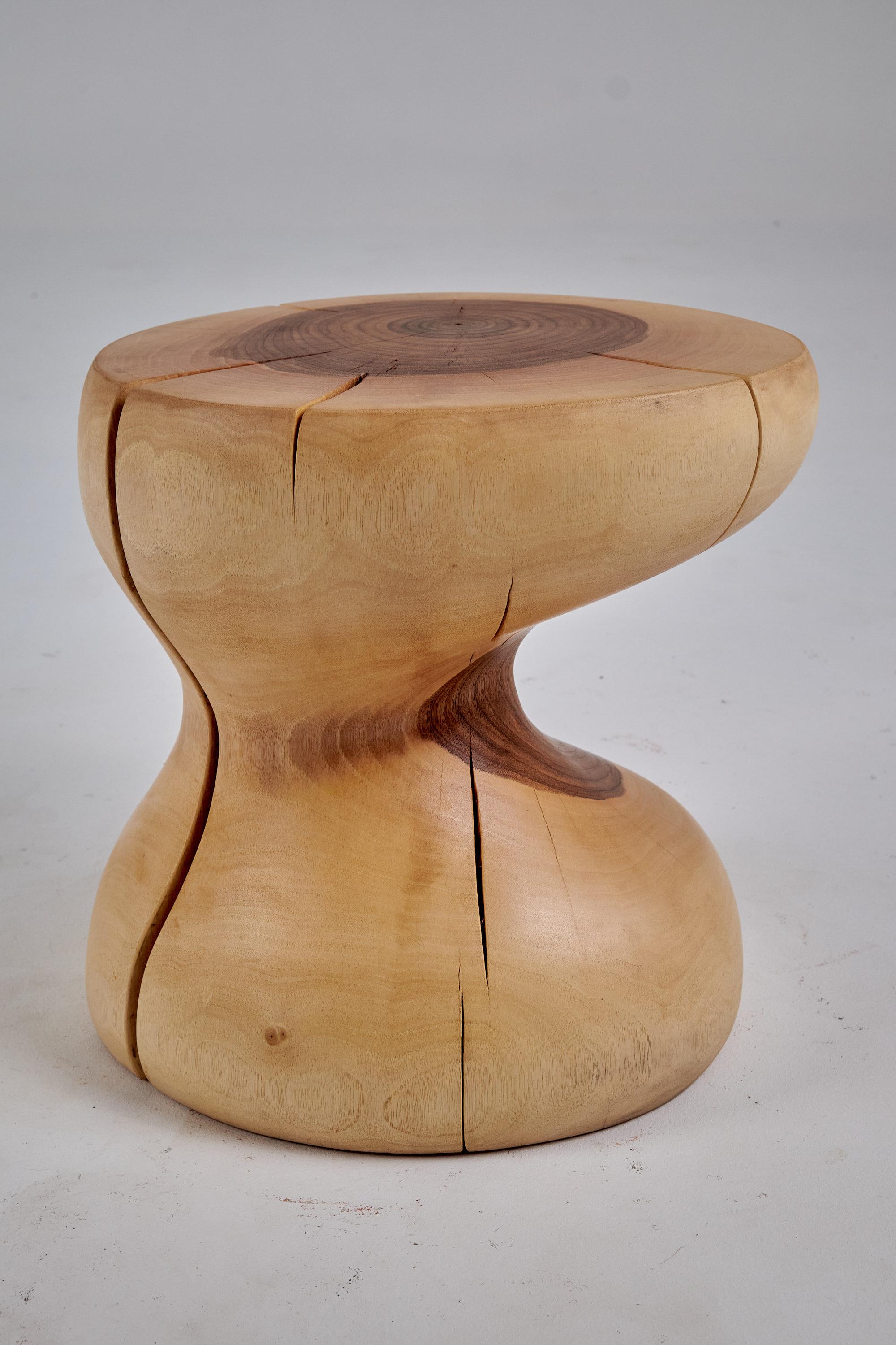 Mesa auxiliar escultórica de madera maciza, diseño original contemporáneo, logniture en venta 2