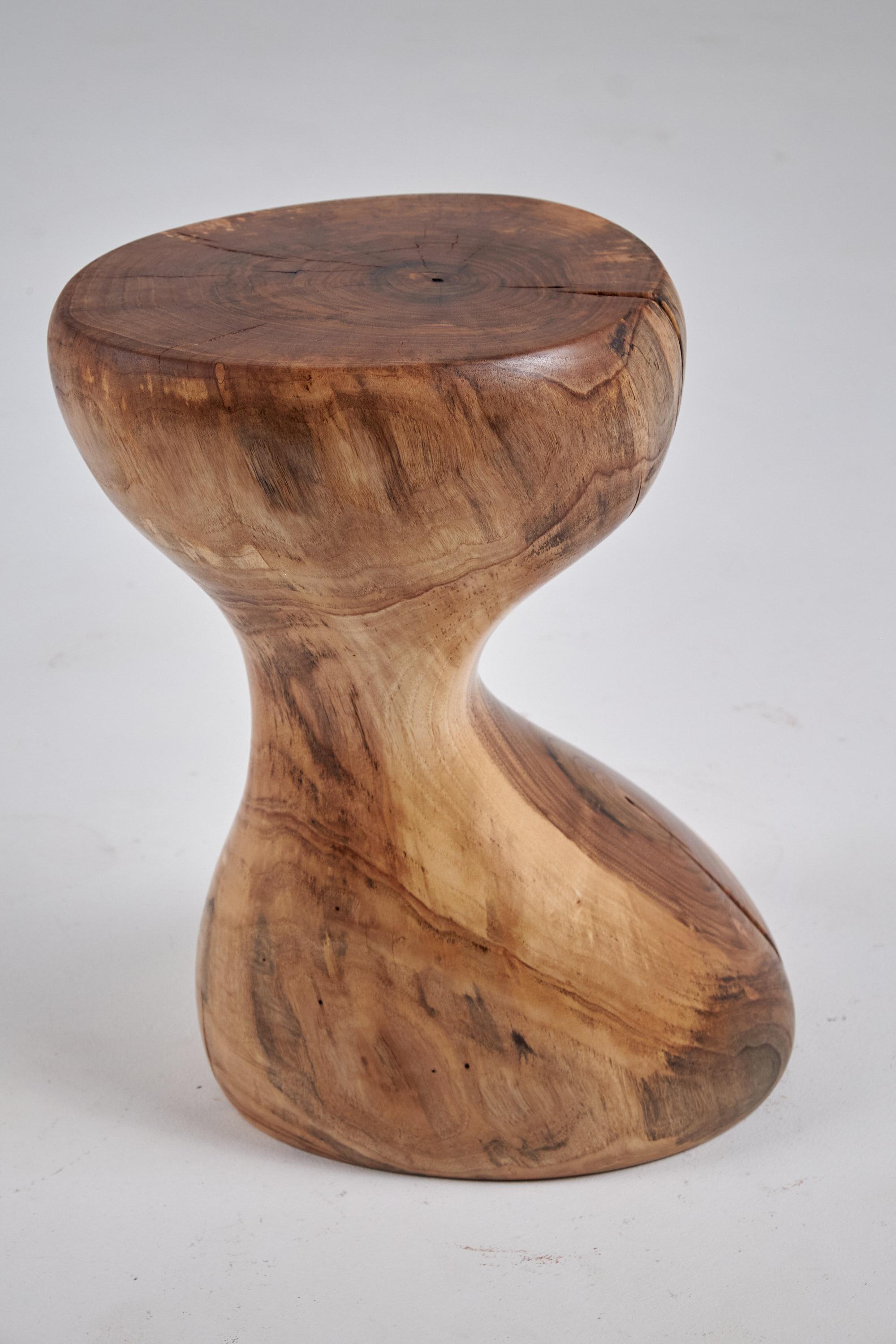 Mesa auxiliar escultórica de madera maciza, diseño original contemporáneo, logniture en venta 3