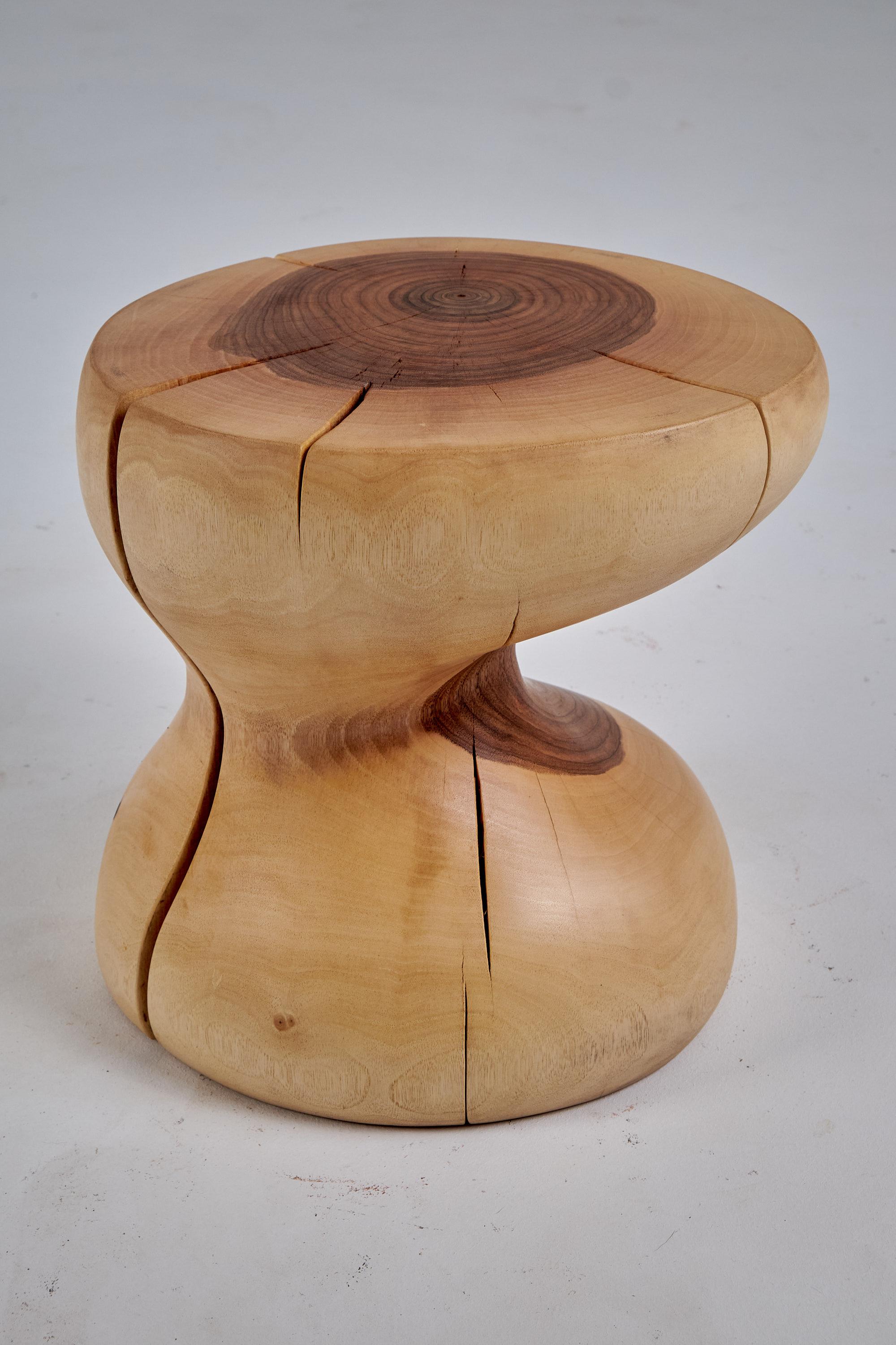 Mesa auxiliar escultórica de madera maciza, diseño original contemporáneo, logniture en venta 3