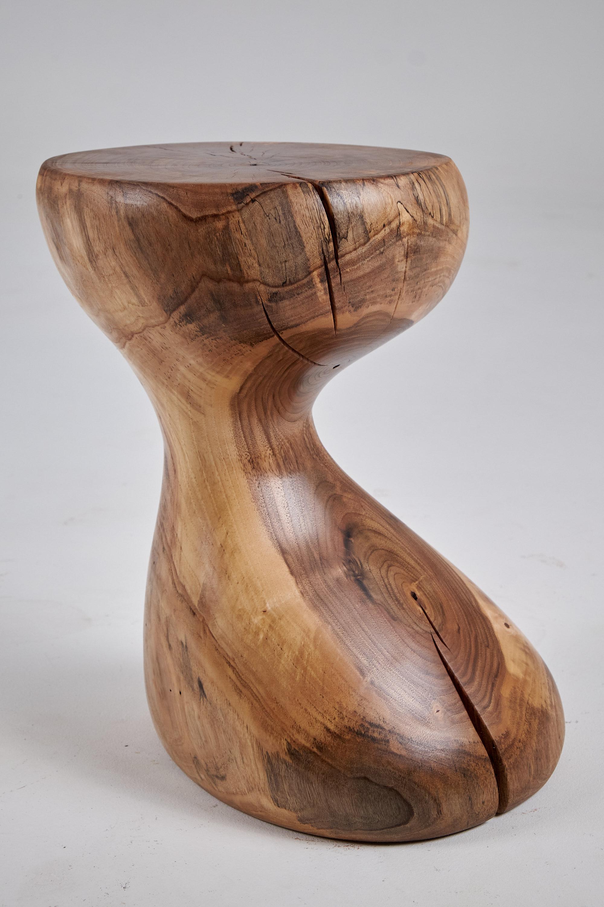 Mesa auxiliar escultórica de madera maciza, diseño original contemporáneo, logniture en venta 4