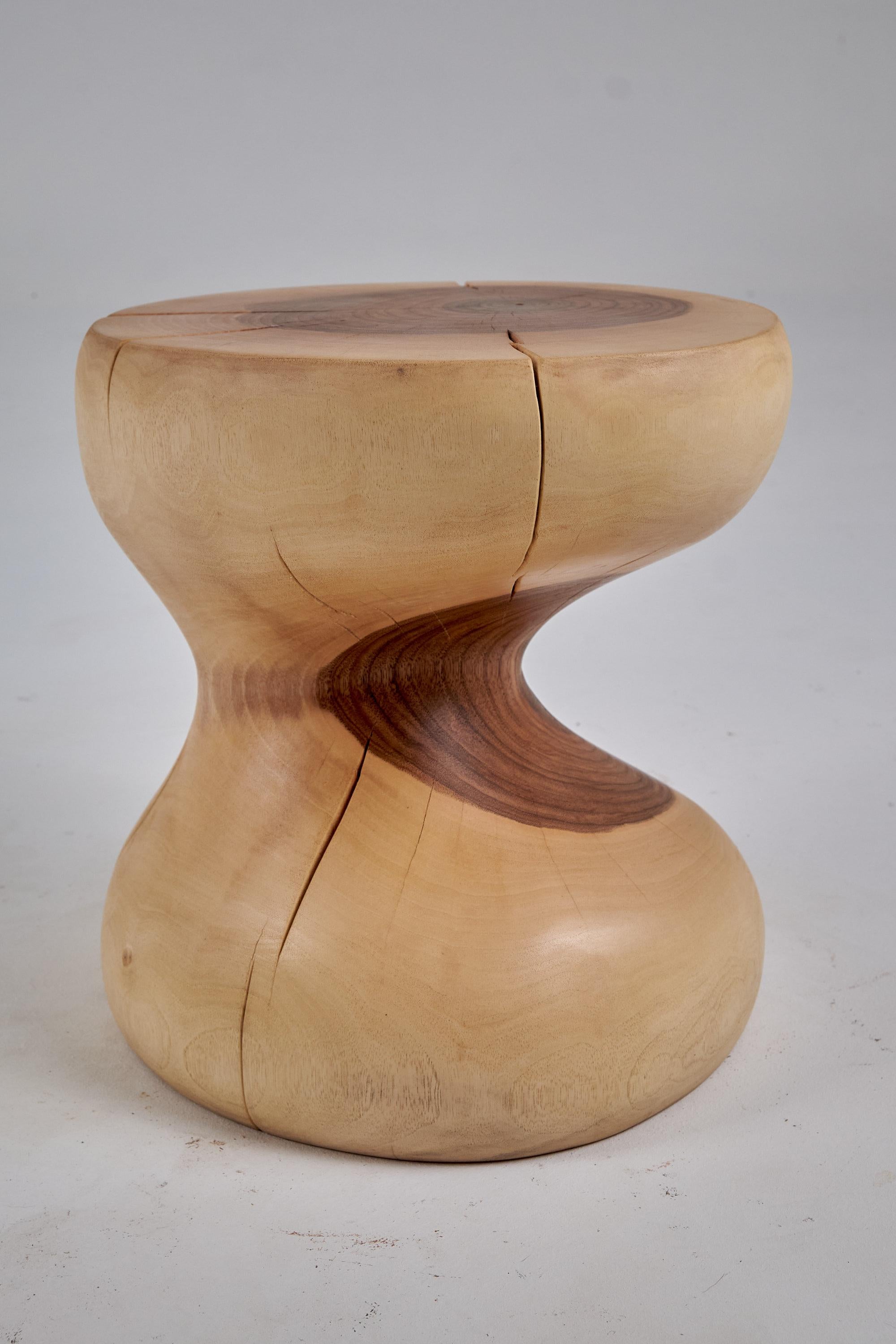 Mesa auxiliar escultórica de madera maciza, diseño original contemporáneo, logniture en venta 4