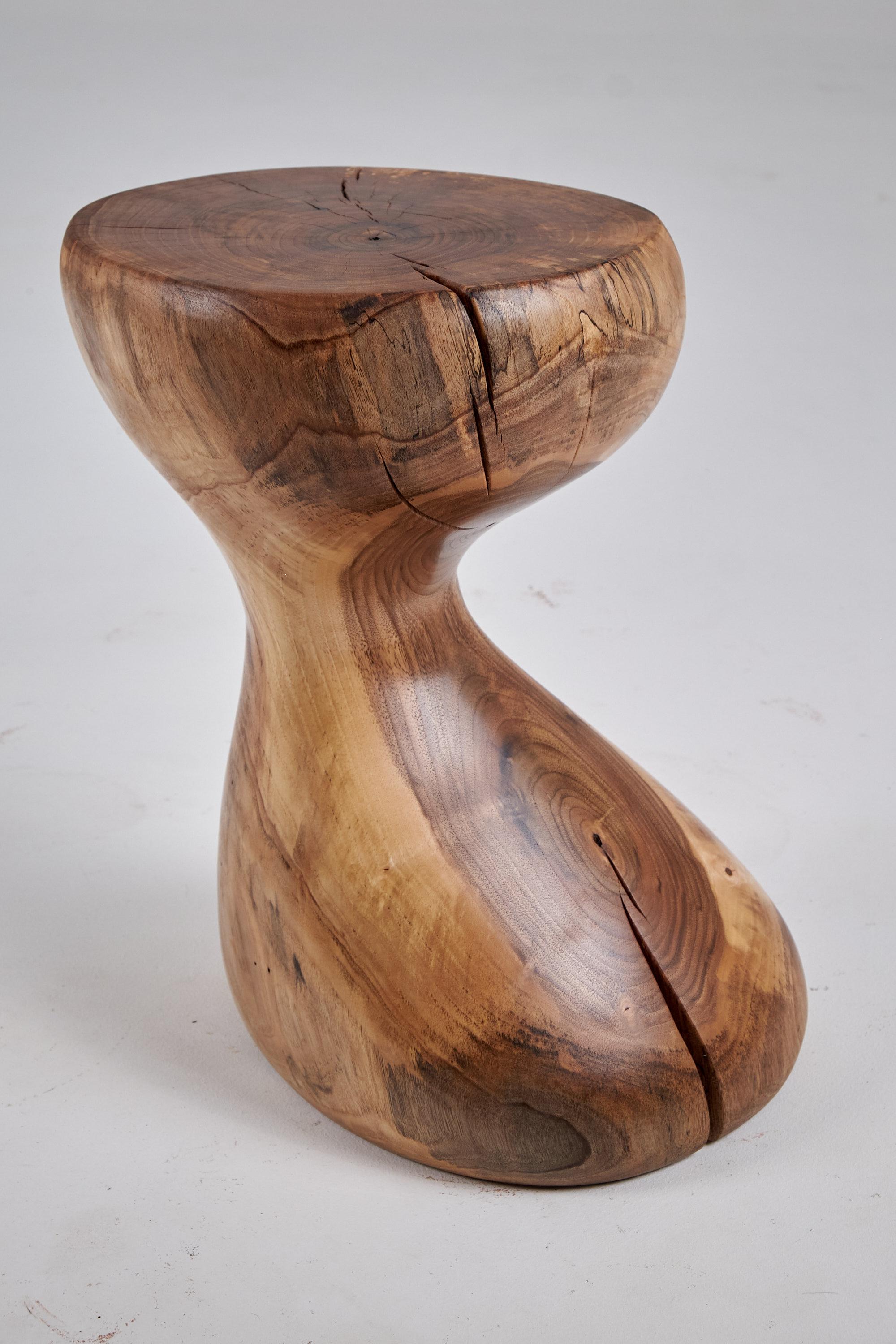 Mesa auxiliar escultórica de madera maciza, diseño original contemporáneo, logniture en venta 5