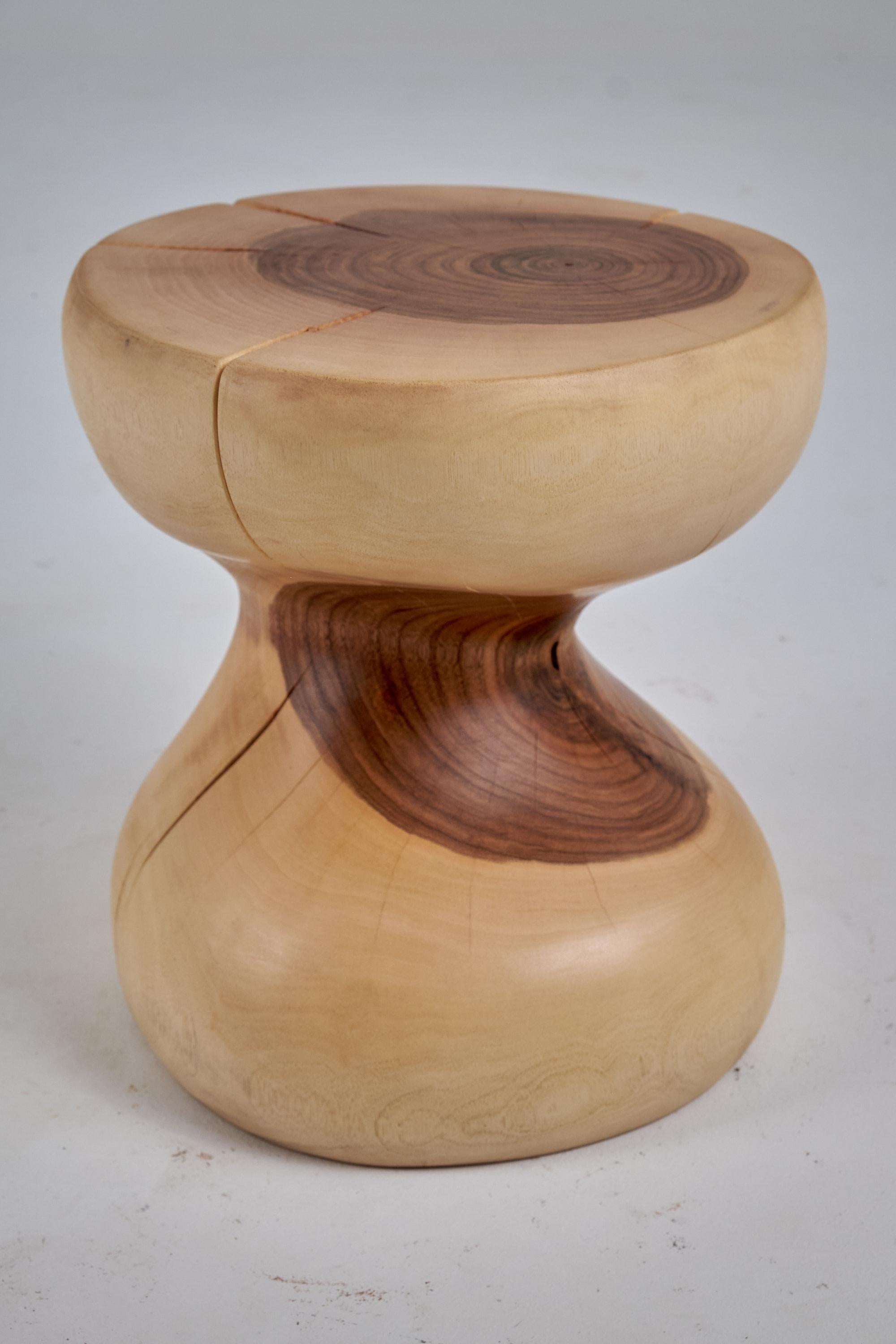 Mesa auxiliar escultórica de madera maciza, diseño original contemporáneo, logniture en venta 5