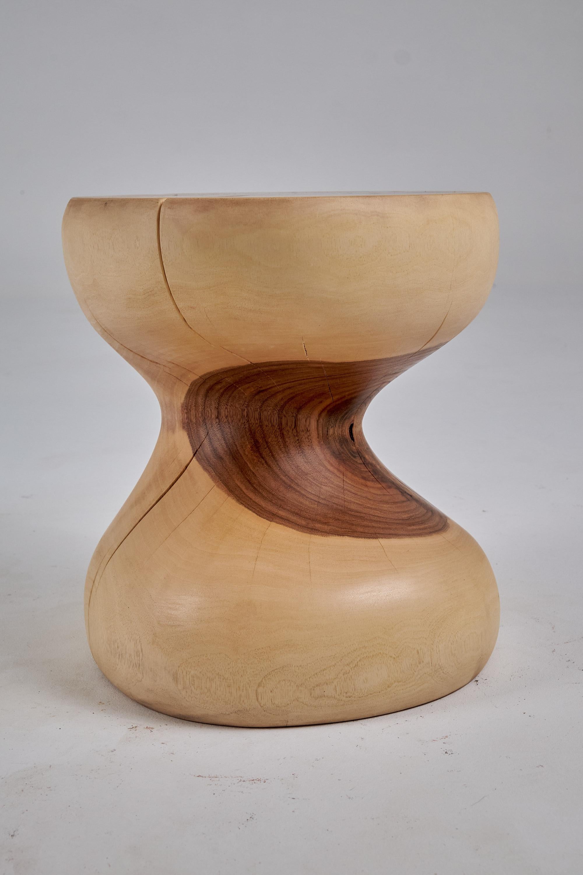 Mesa auxiliar escultórica de madera maciza, diseño original contemporáneo, logniture en venta 6