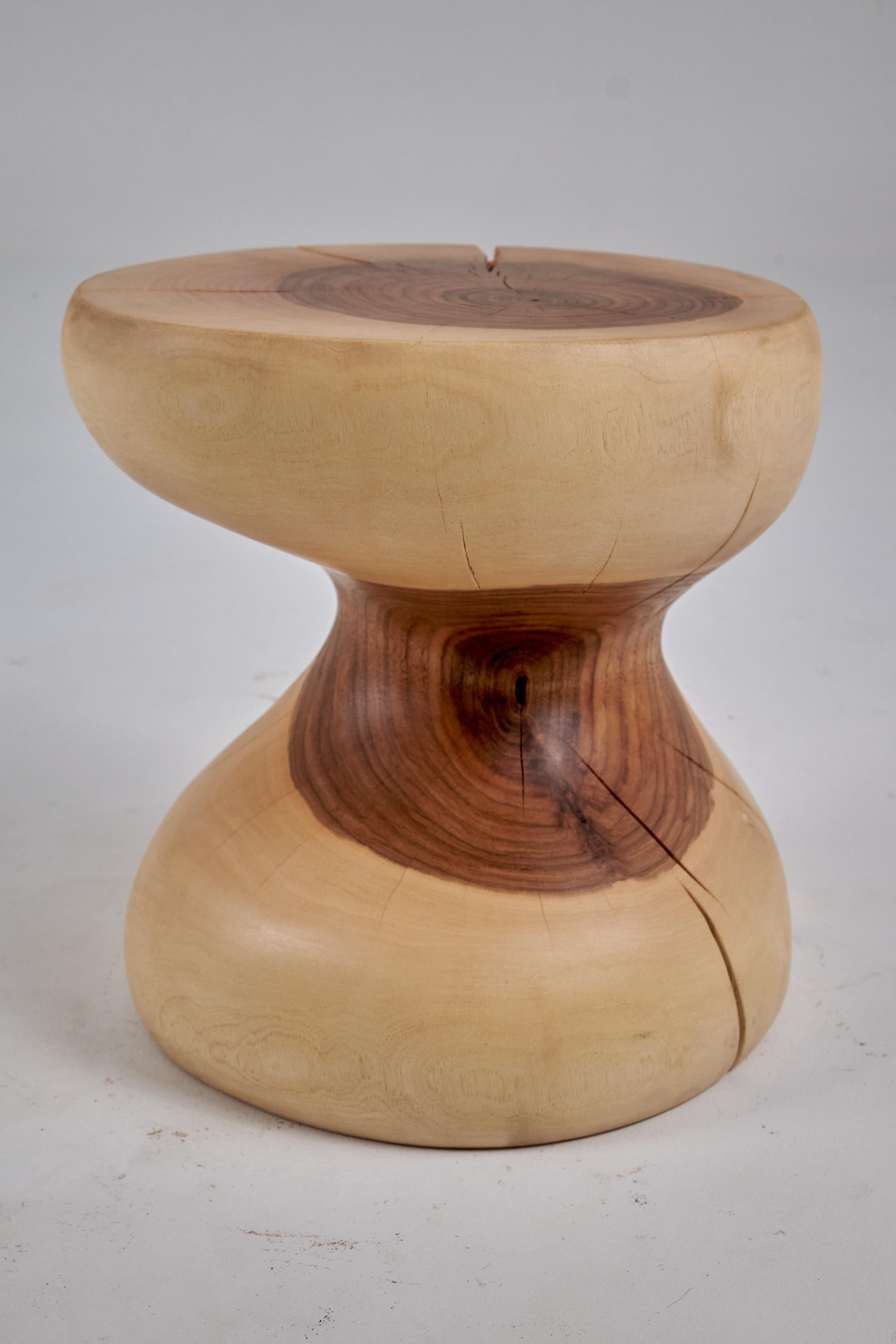 Mesa auxiliar escultórica de madera maciza, diseño original contemporáneo, logniture en venta 7