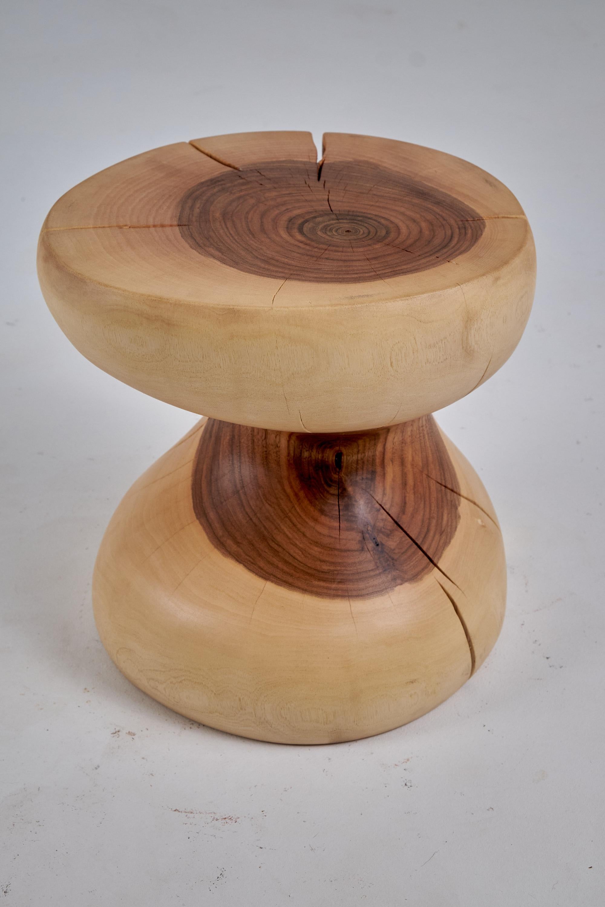 Mesa auxiliar escultórica de madera maciza, diseño original contemporáneo, logniture en venta 8