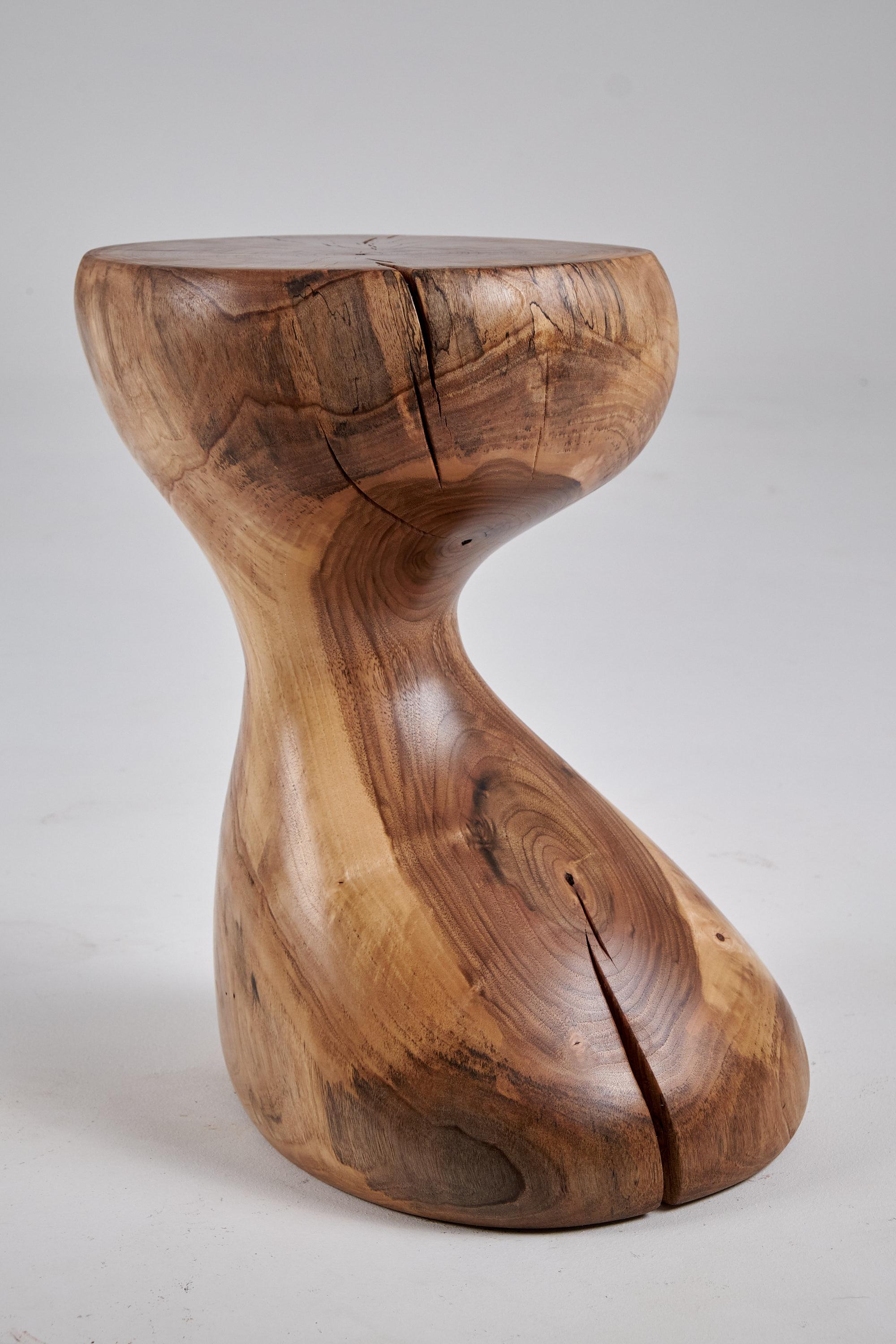 Escultura funcional única de madera tallada con motosierra, utilizable como pieza multifuncional, como taburete, mesa auxiliar, pedestal, mesilla de noche o muchas más. Tallada en una sola pieza de nogal y protegida con aceites de la máxima calidad,