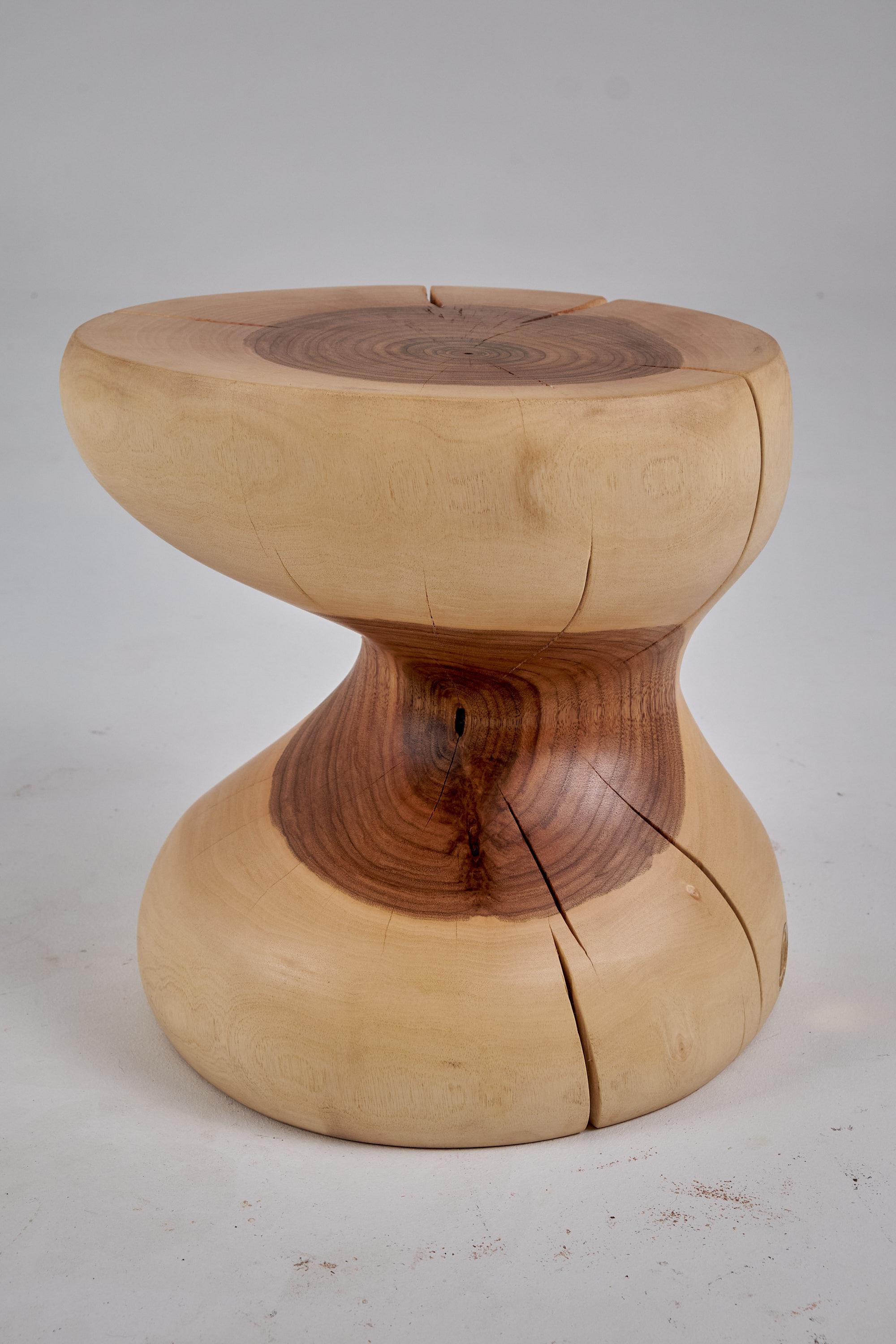 Escultura funcional única de madera tallada con motosierra, utilizable como pieza multifuncional, como taburete, mesa auxiliar, pedestal, mesilla de noche o muchas más. Tallada en una sola pieza de nogal y protegida con aceites de la máxima calidad,