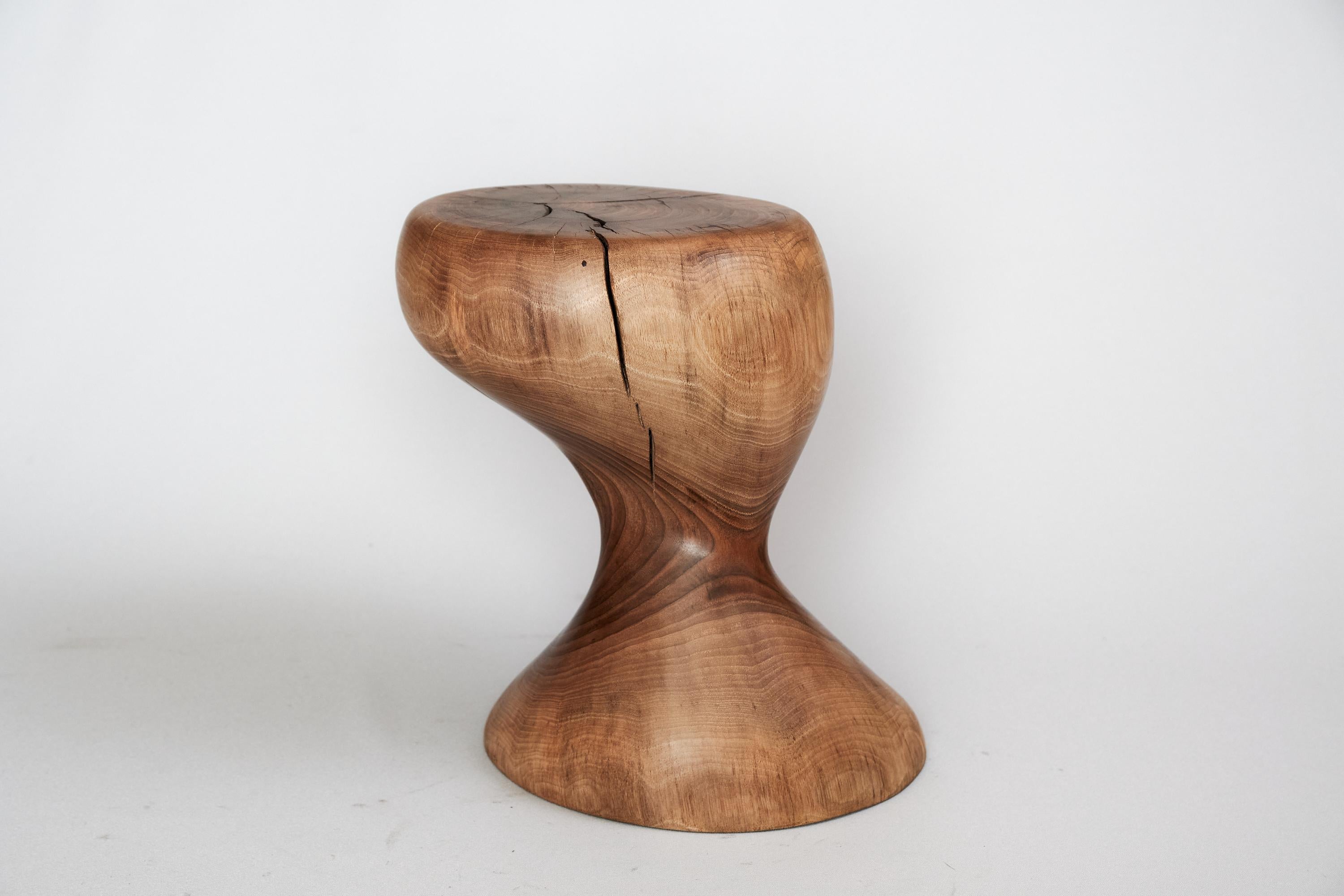 Croate Table d'appoint sculpturale en bois massif, design contemporain original, Logniture