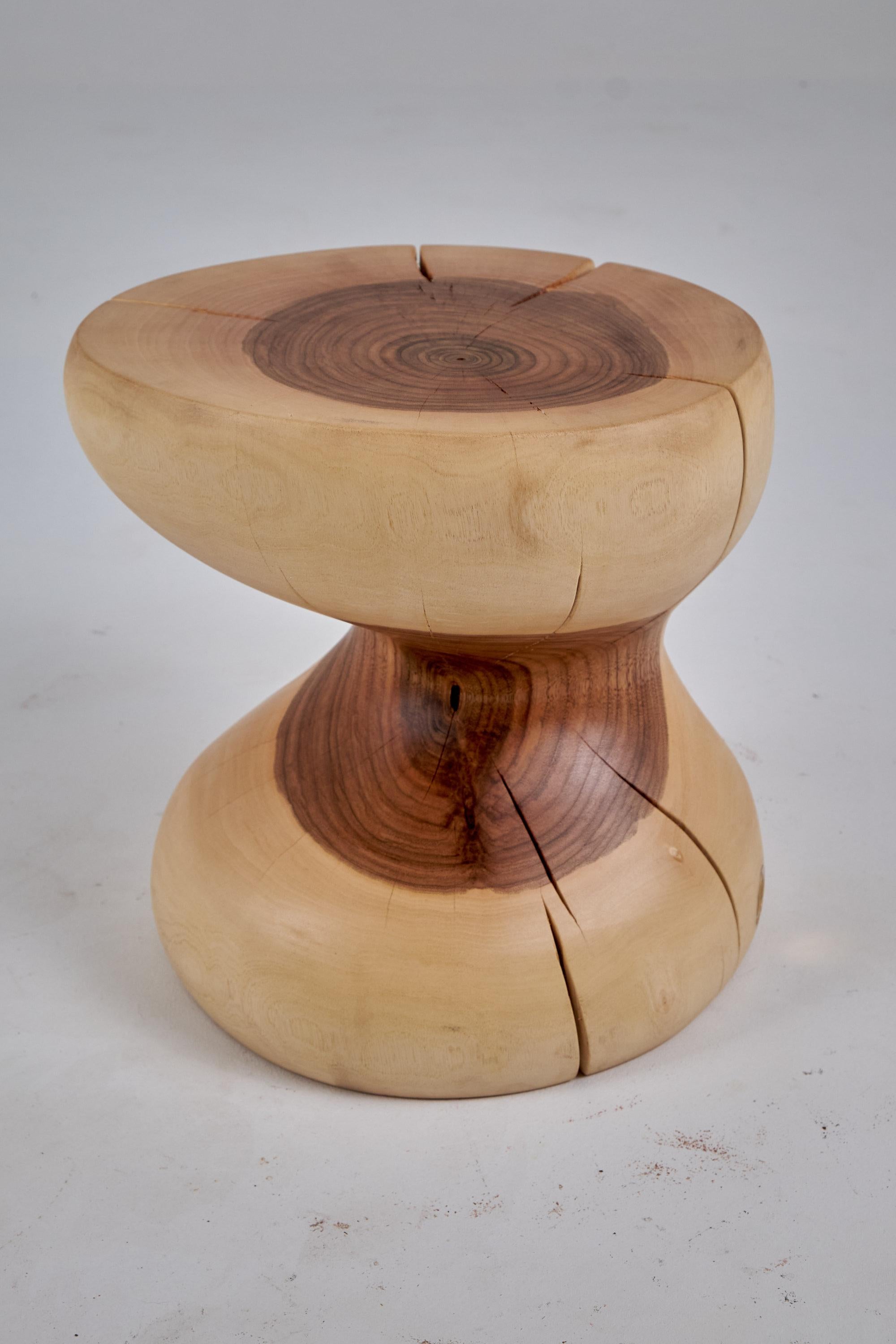 Mesa auxiliar escultórica de madera maciza, diseño original contemporáneo, logniture Brutalista en venta