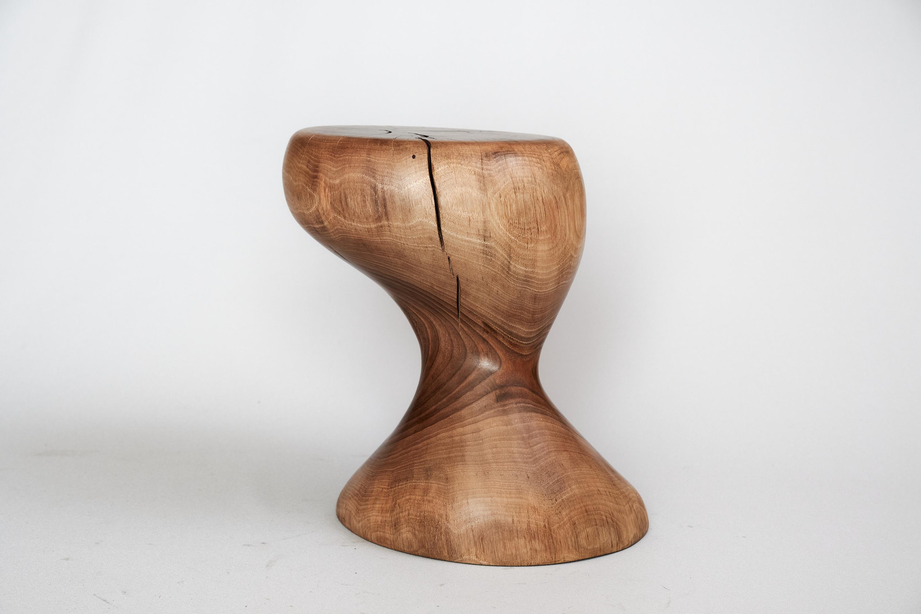 Sculpté Table d'appoint sculpturale en bois massif, design contemporain original, Logniture
