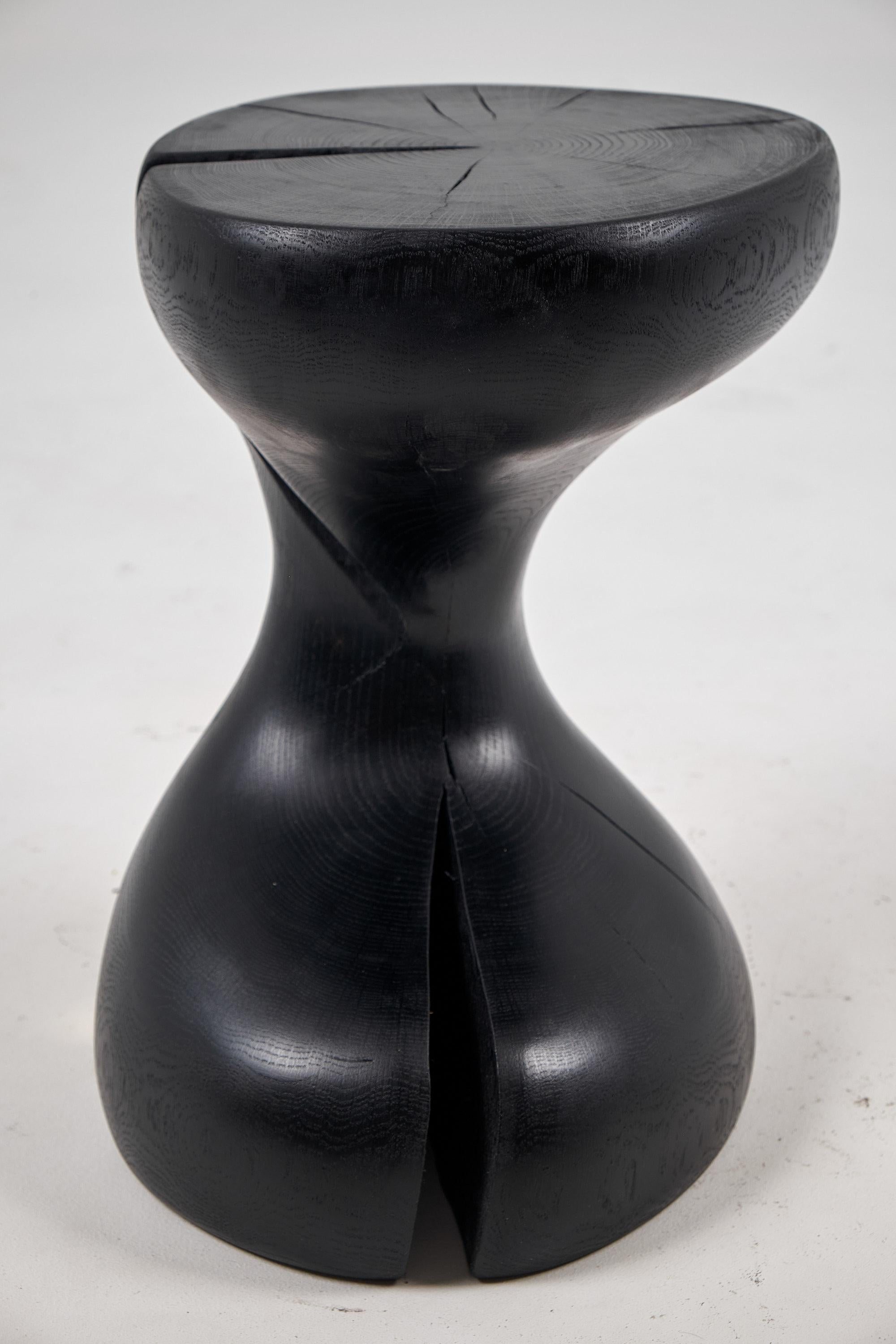 Skulpturaler Beistelltisch aus Massivholz, Original Contemporary Design, Leszy (Geschnitzt) im Angebot