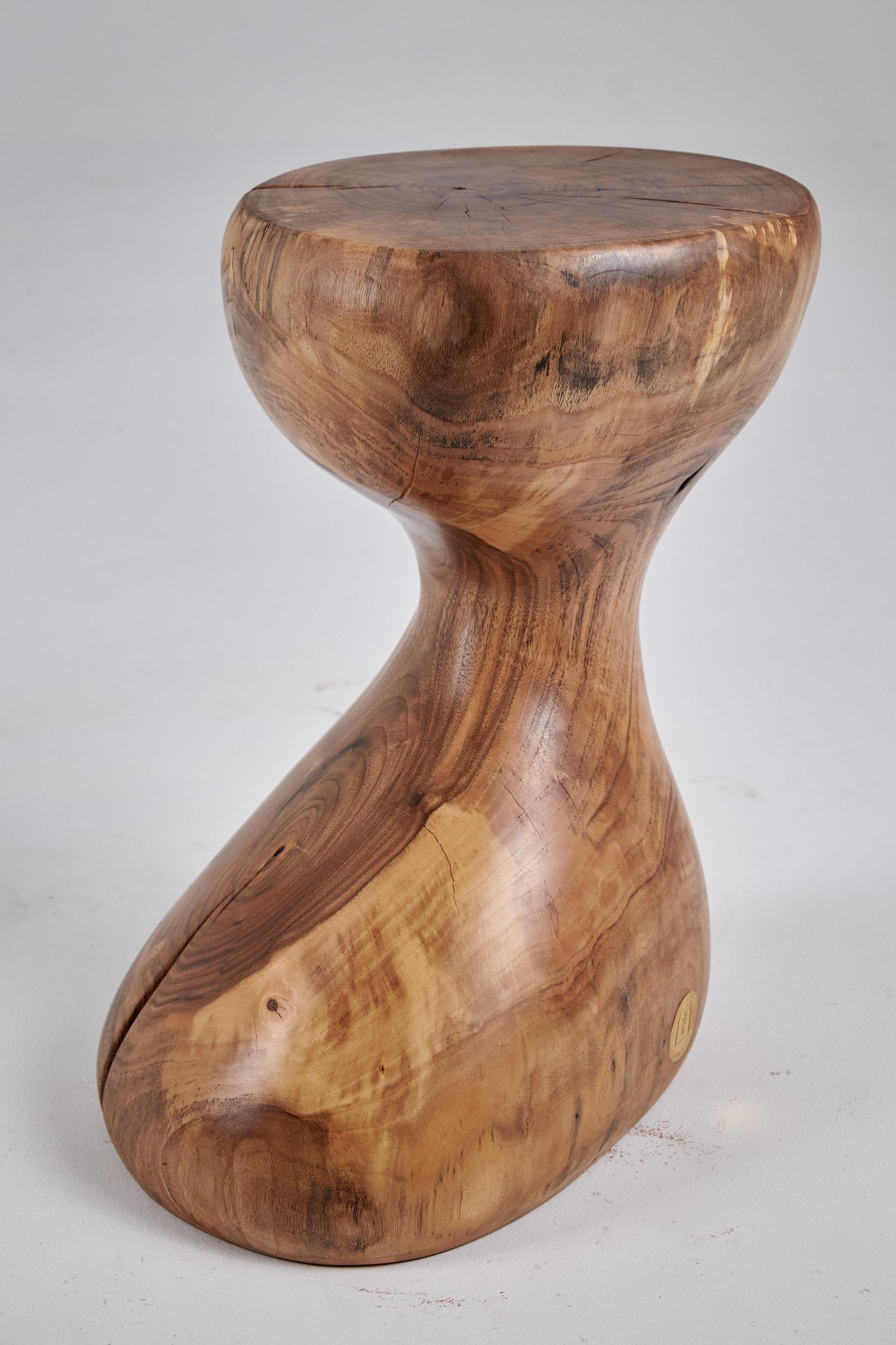 Mesa auxiliar escultórica de madera maciza, diseño original contemporáneo, logniture Croata en venta