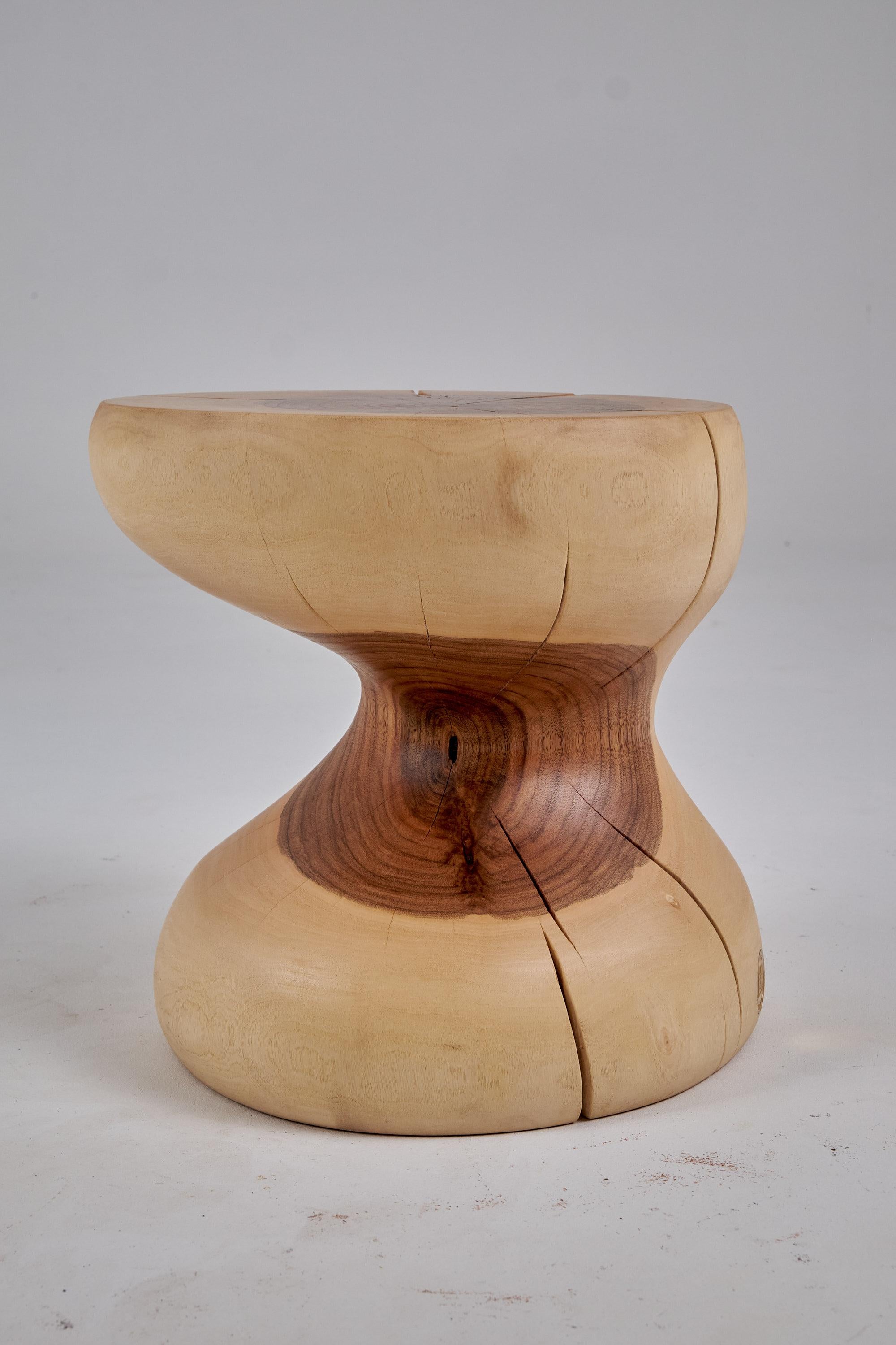 Mesa auxiliar escultórica de madera maciza, diseño original contemporáneo, logniture Croata en venta