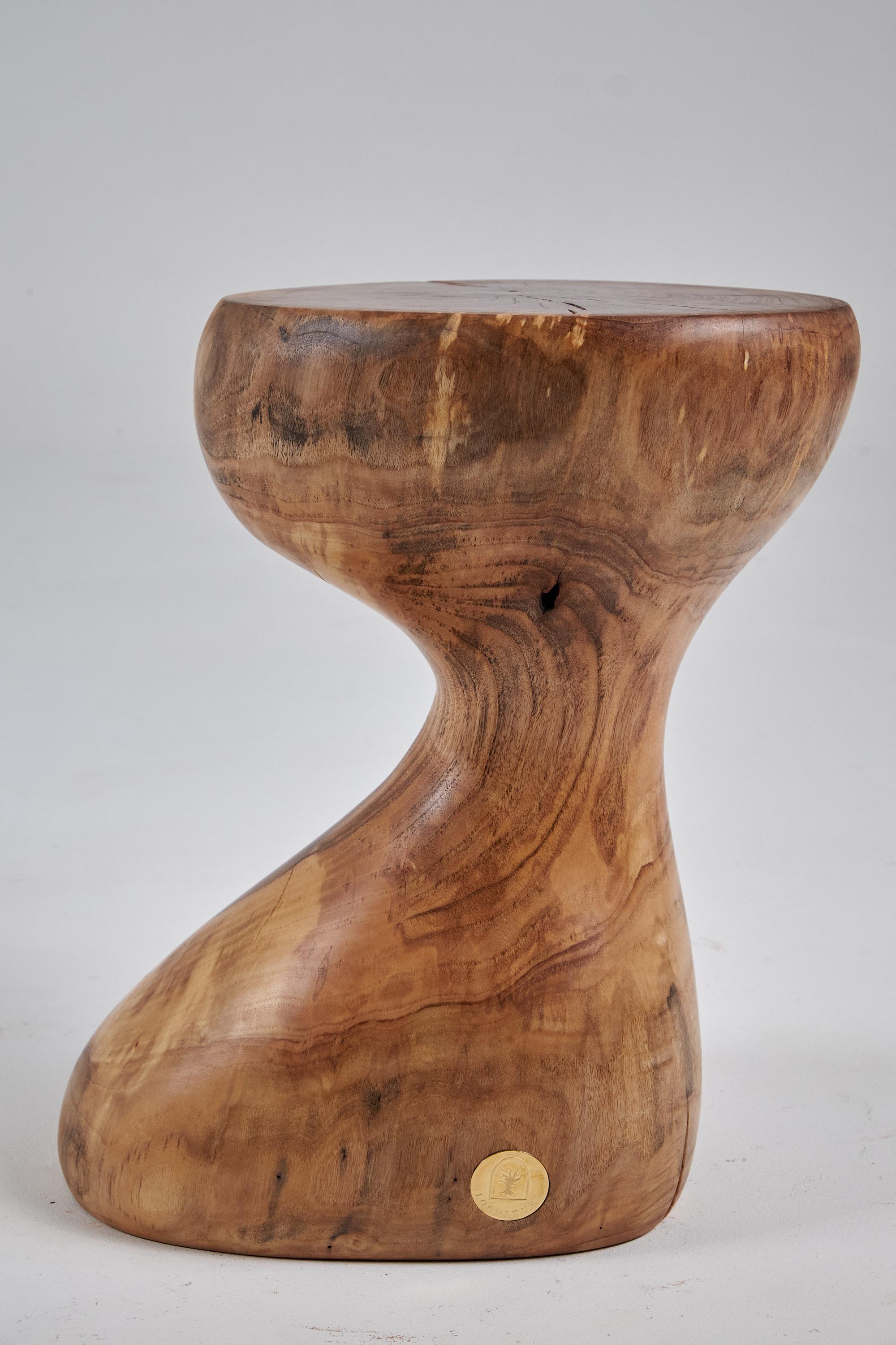 Mesa auxiliar escultórica de madera maciza, diseño original contemporáneo, logniture Tallado en venta