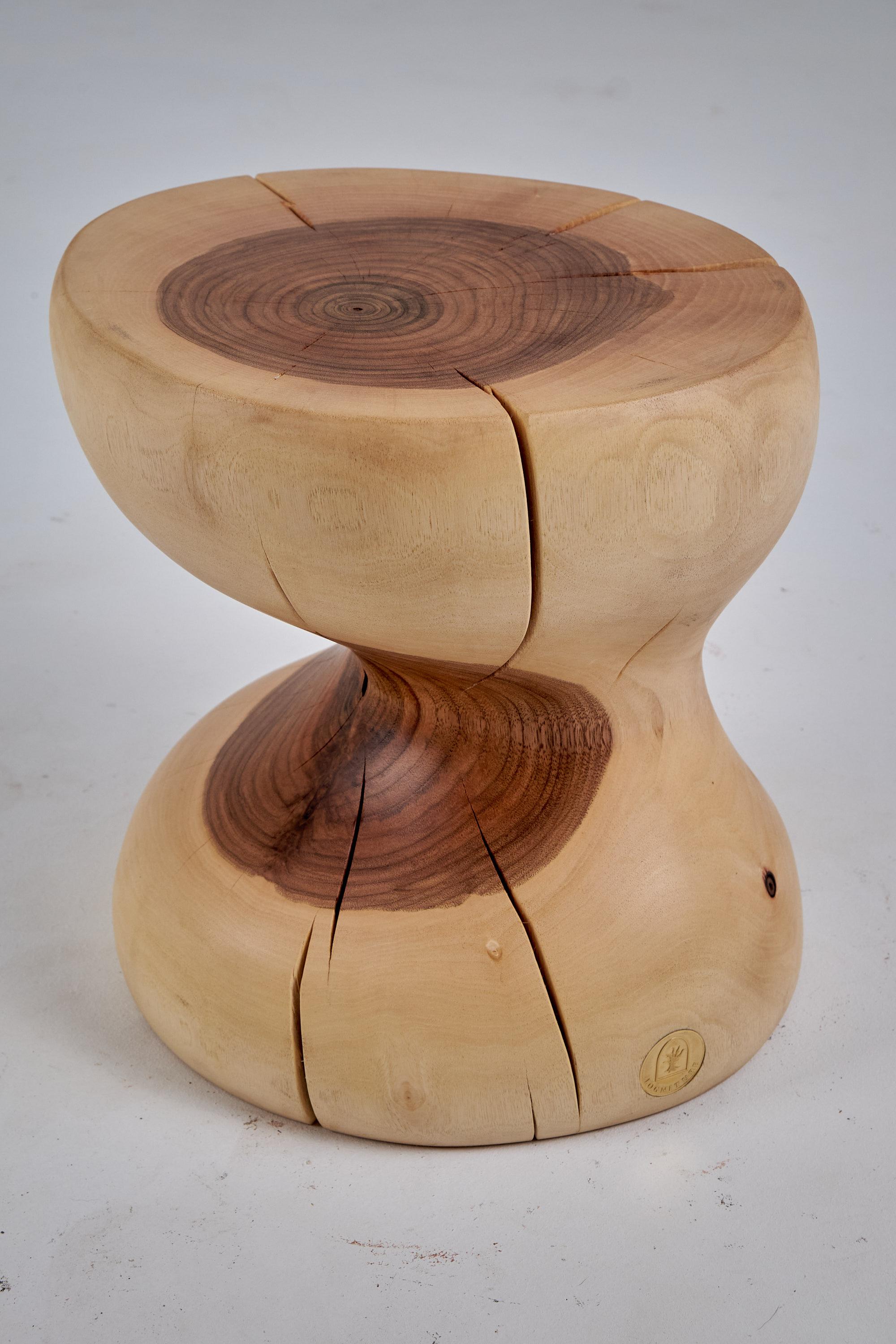 Mesa auxiliar escultórica de madera maciza, diseño original contemporáneo, logniture Tallado en venta