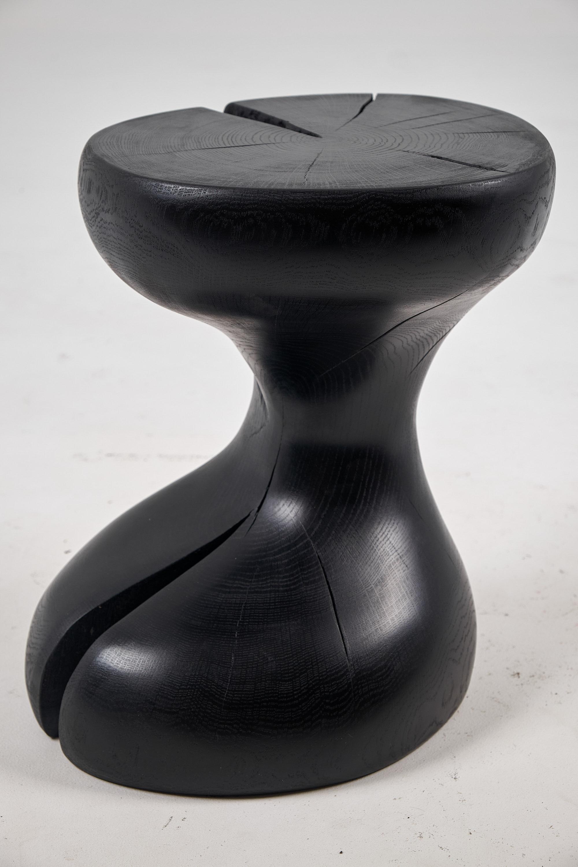Skulpturaler Beistelltisch aus Massivholz, Original Contemporary Design, Leszy (21. Jahrhundert und zeitgenössisch) im Angebot