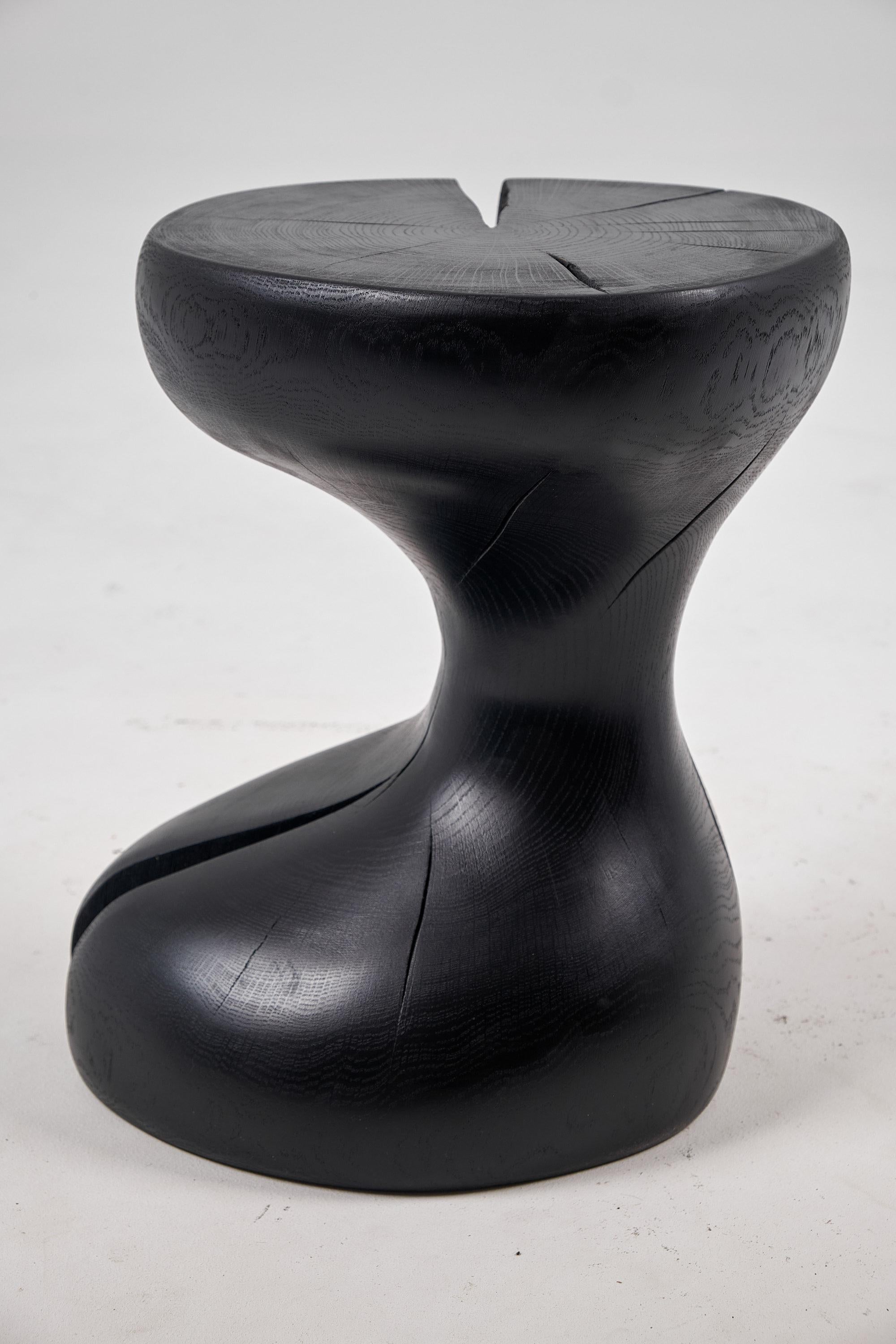 Skulpturaler Beistelltisch aus Massivholz, Original Contemporary Design, Leszy (Holz) im Angebot