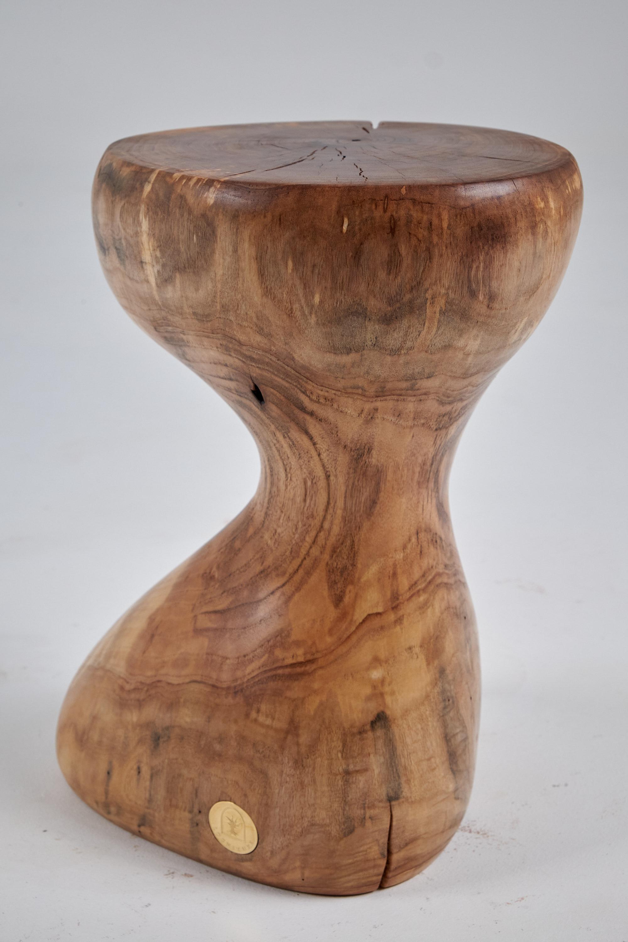 Mesa auxiliar escultórica de madera maciza, diseño original contemporáneo, logniture Siglo XXI y contemporáneo en venta