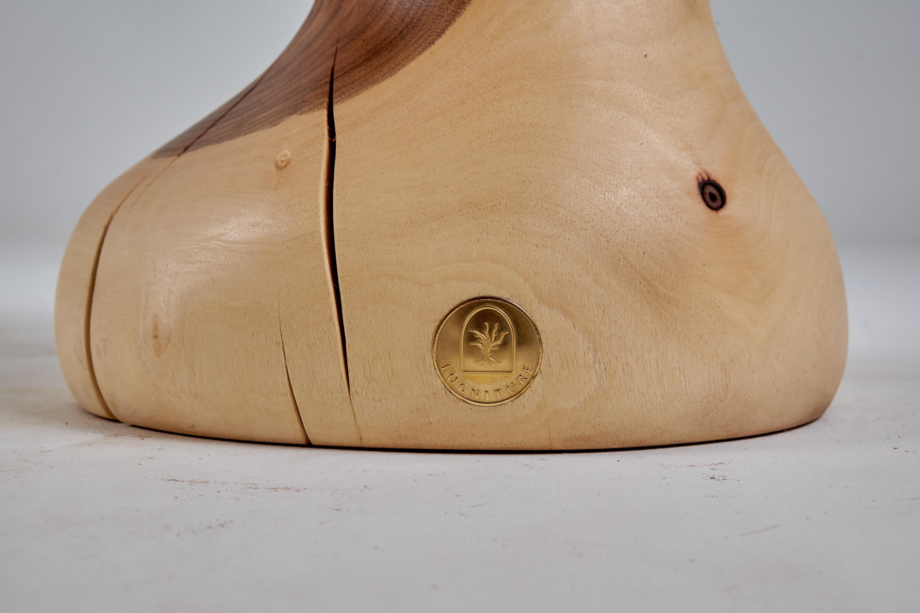 Mesa auxiliar escultórica de madera maciza, diseño original contemporáneo, logniture Siglo XXI y contemporáneo en venta