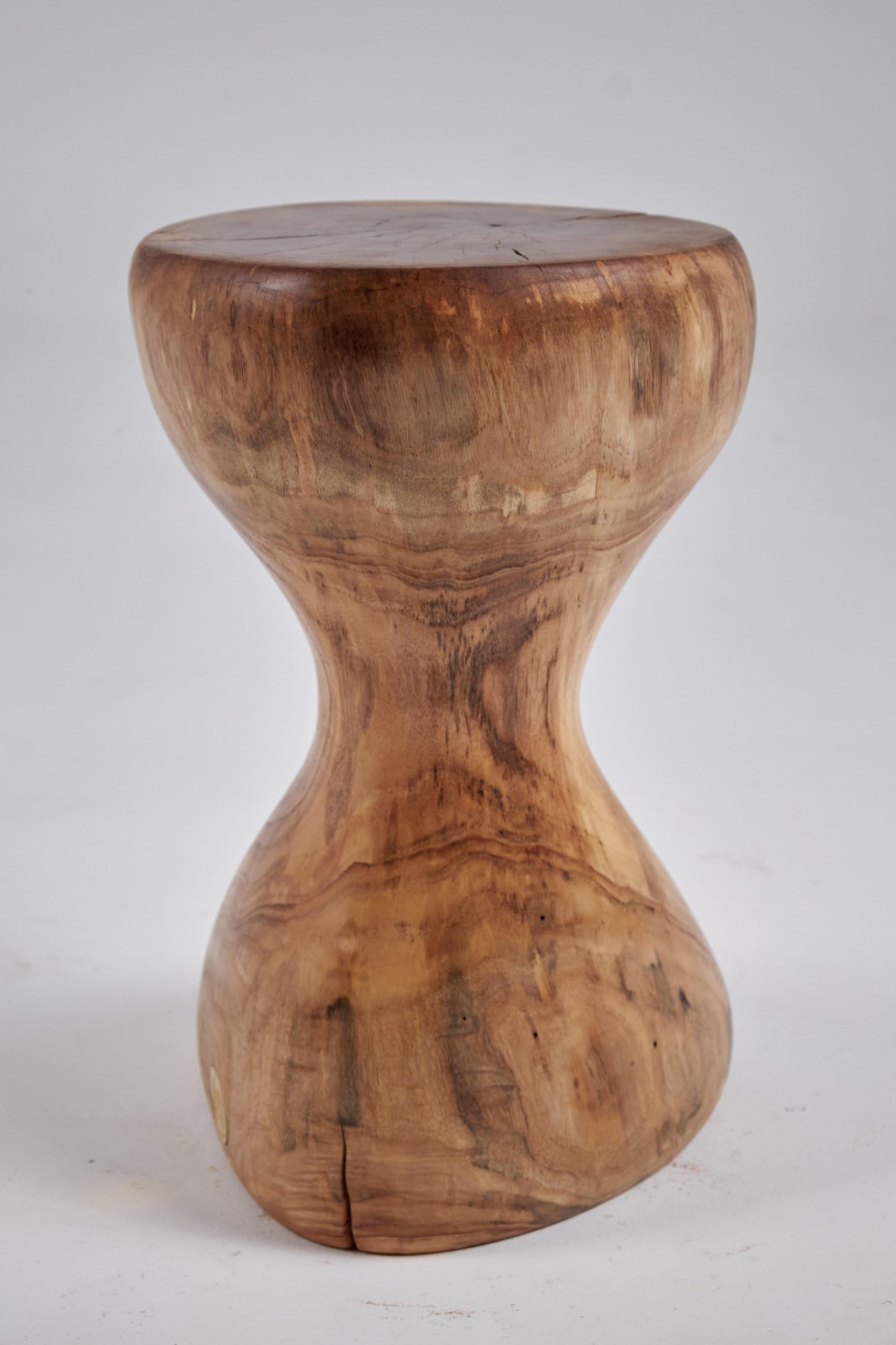 Mesa auxiliar escultórica de madera maciza, diseño original contemporáneo, logniture Madera en venta