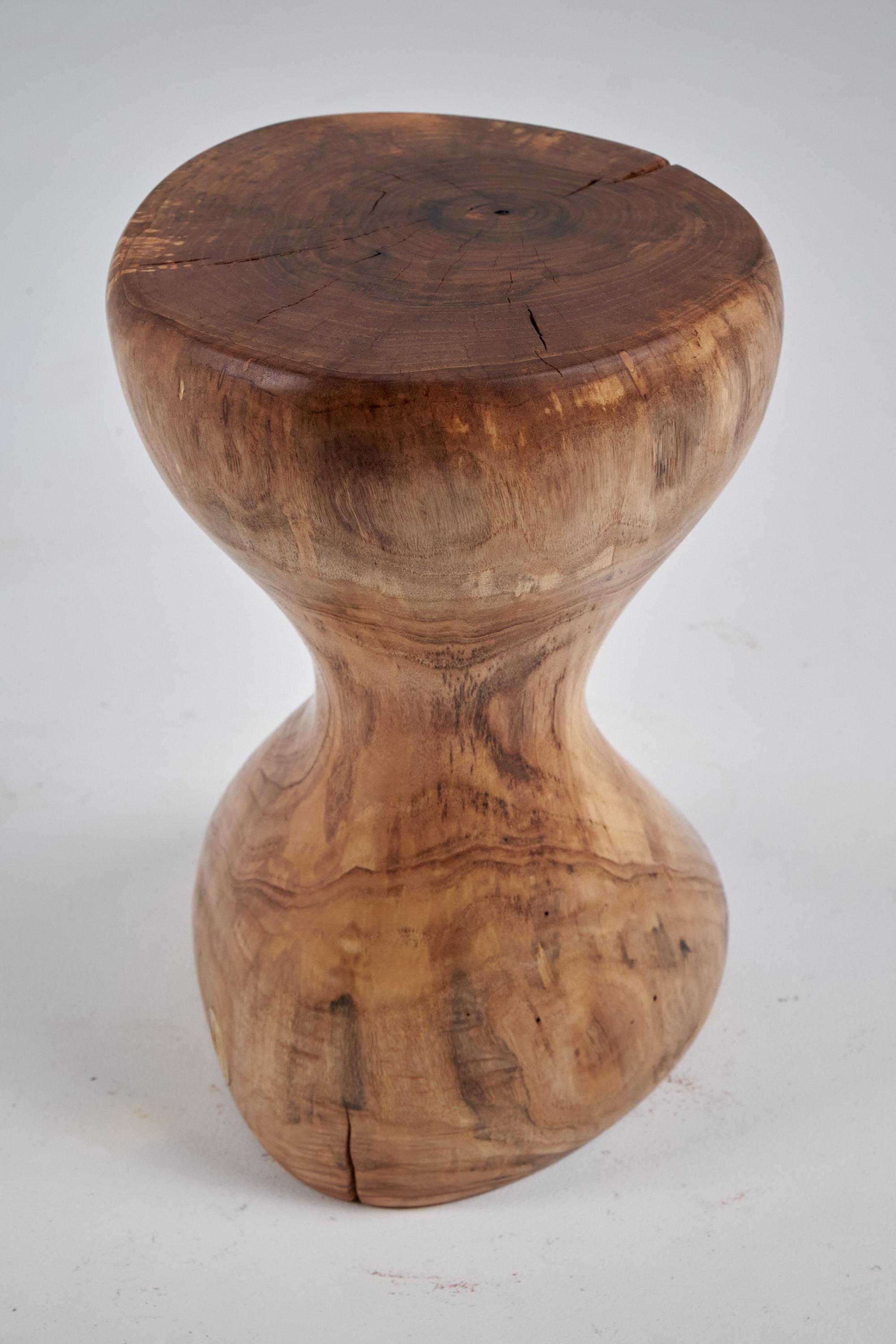 Mesa auxiliar escultórica de madera maciza, diseño original contemporáneo, logniture en venta 1