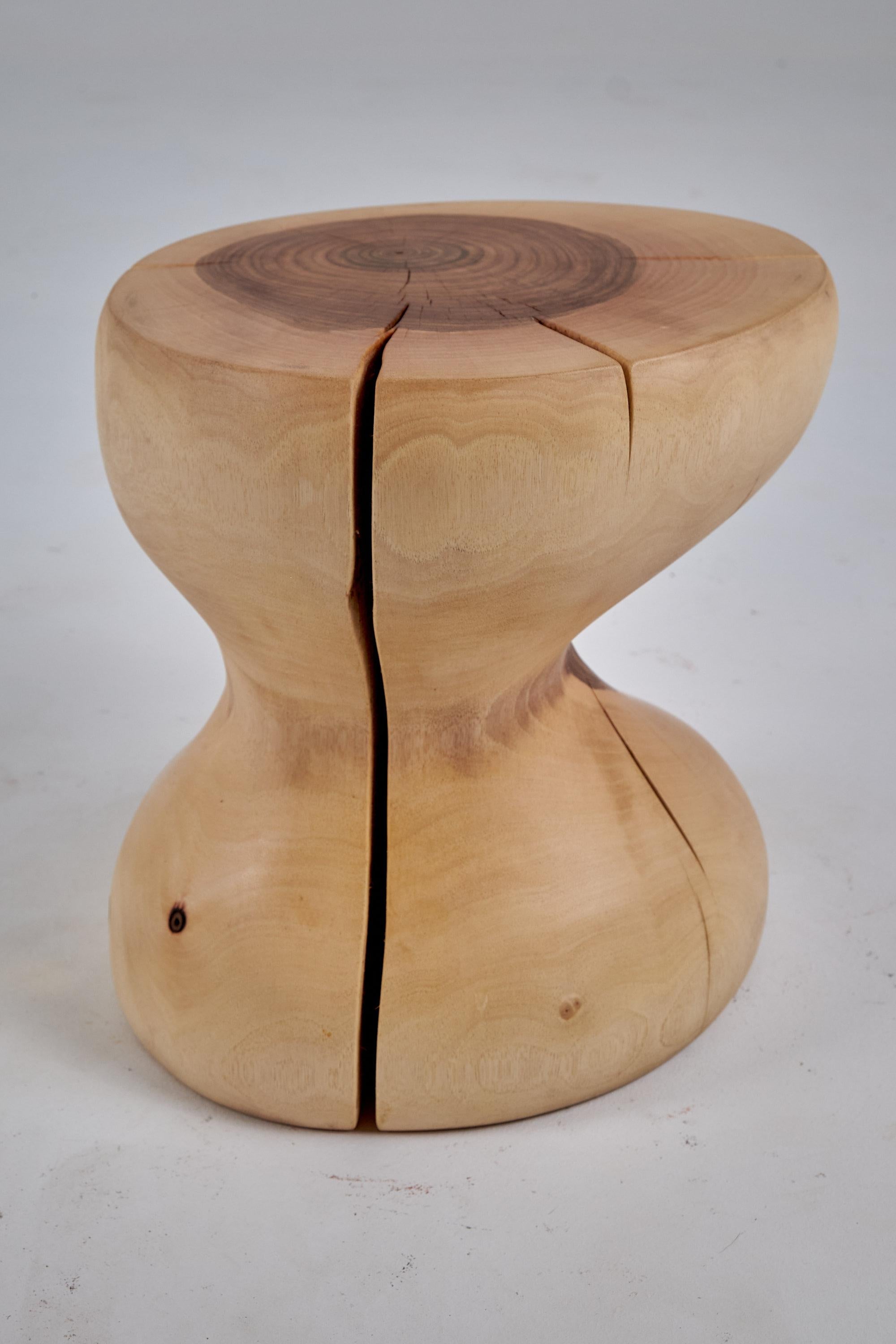 Mesa auxiliar escultórica de madera maciza, diseño original contemporáneo, logniture en venta 1
