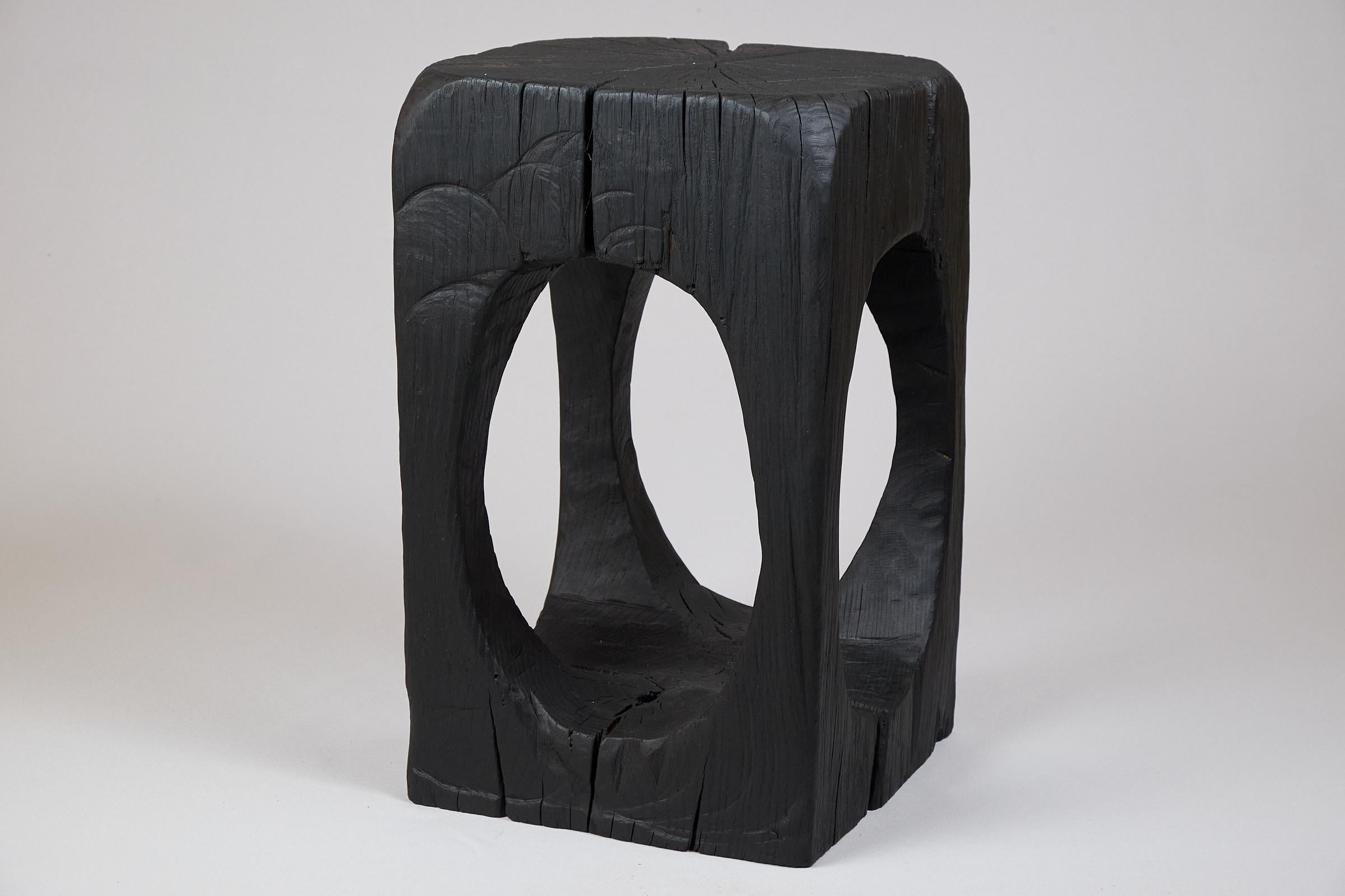 Tavolino scultoreo in legno massiccio, design contemporaneo, Logniture 5